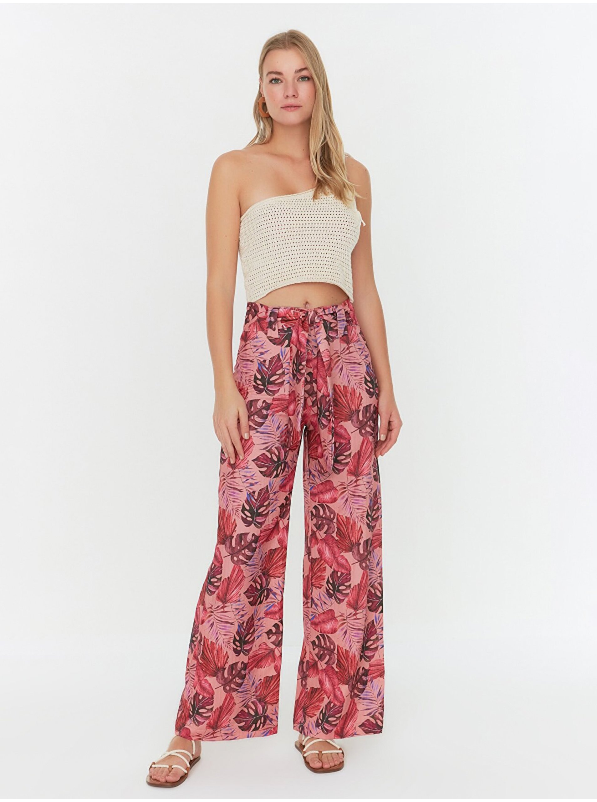 Levně Růžové široké vzorované kalhoty Trendyol