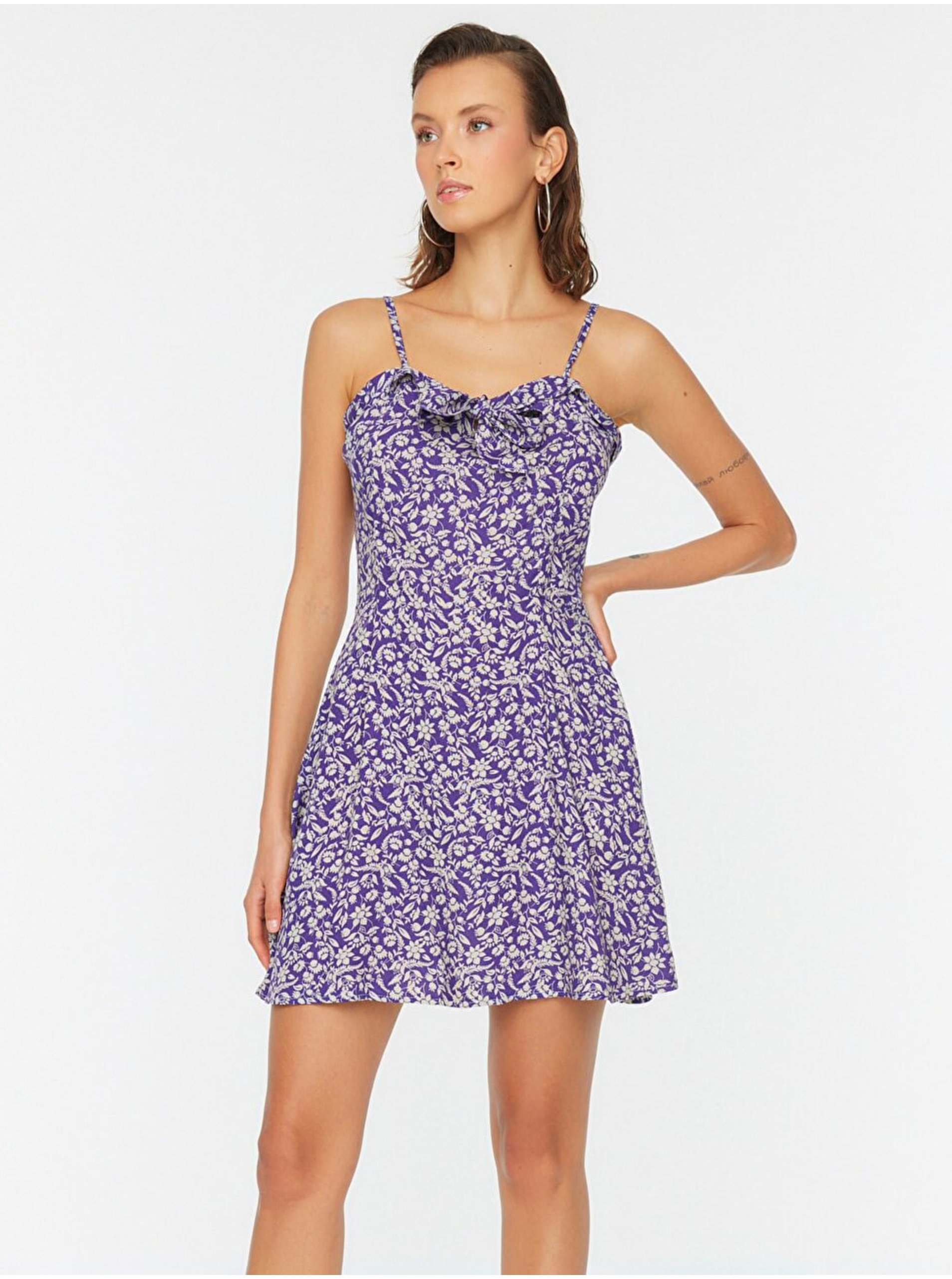 E-shop Fialové letní vzorované šaty Trendyol