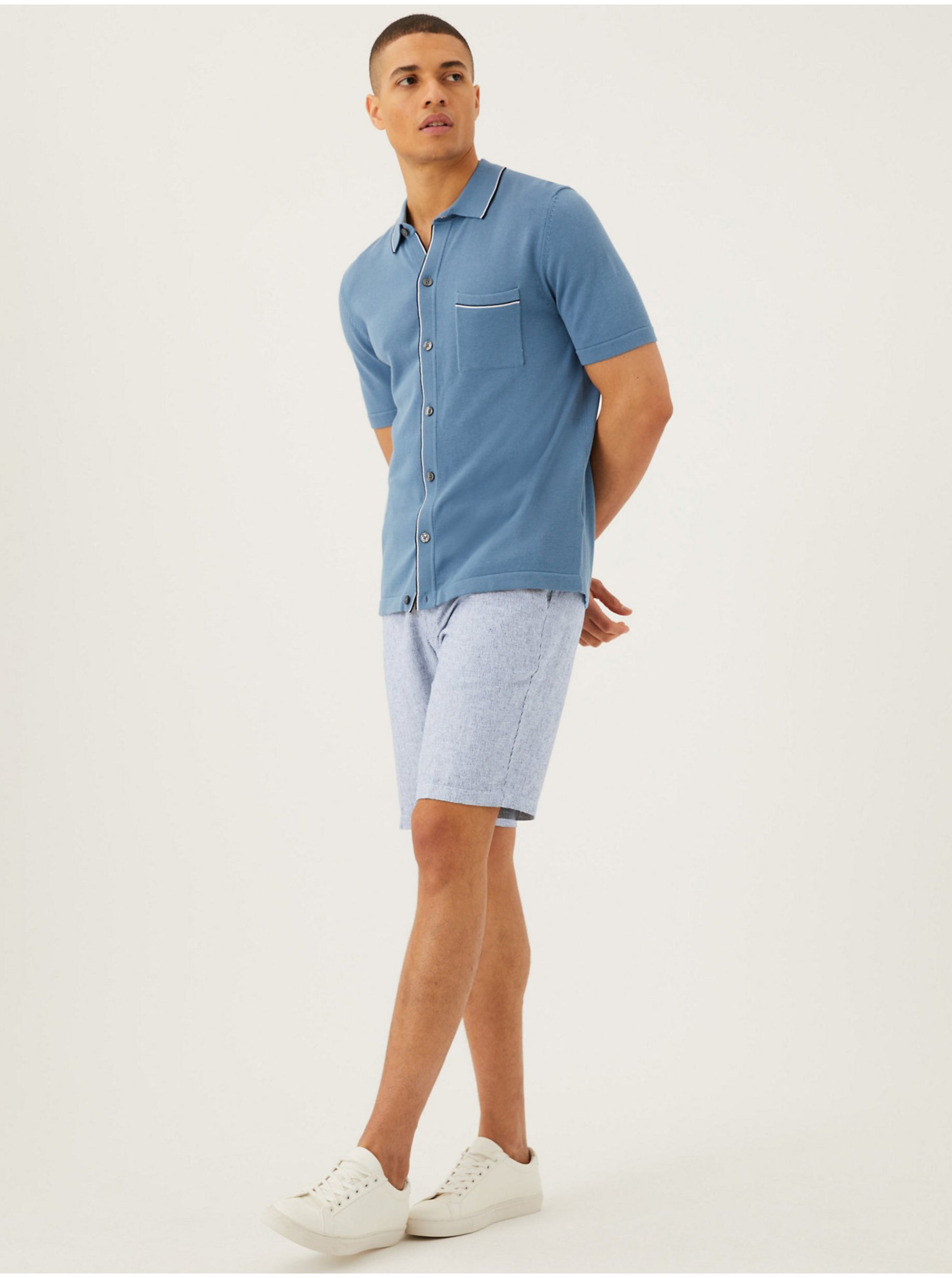 E-shop Modré pánské chino šortky s páskem s příměsí lnu Marks & Spencer