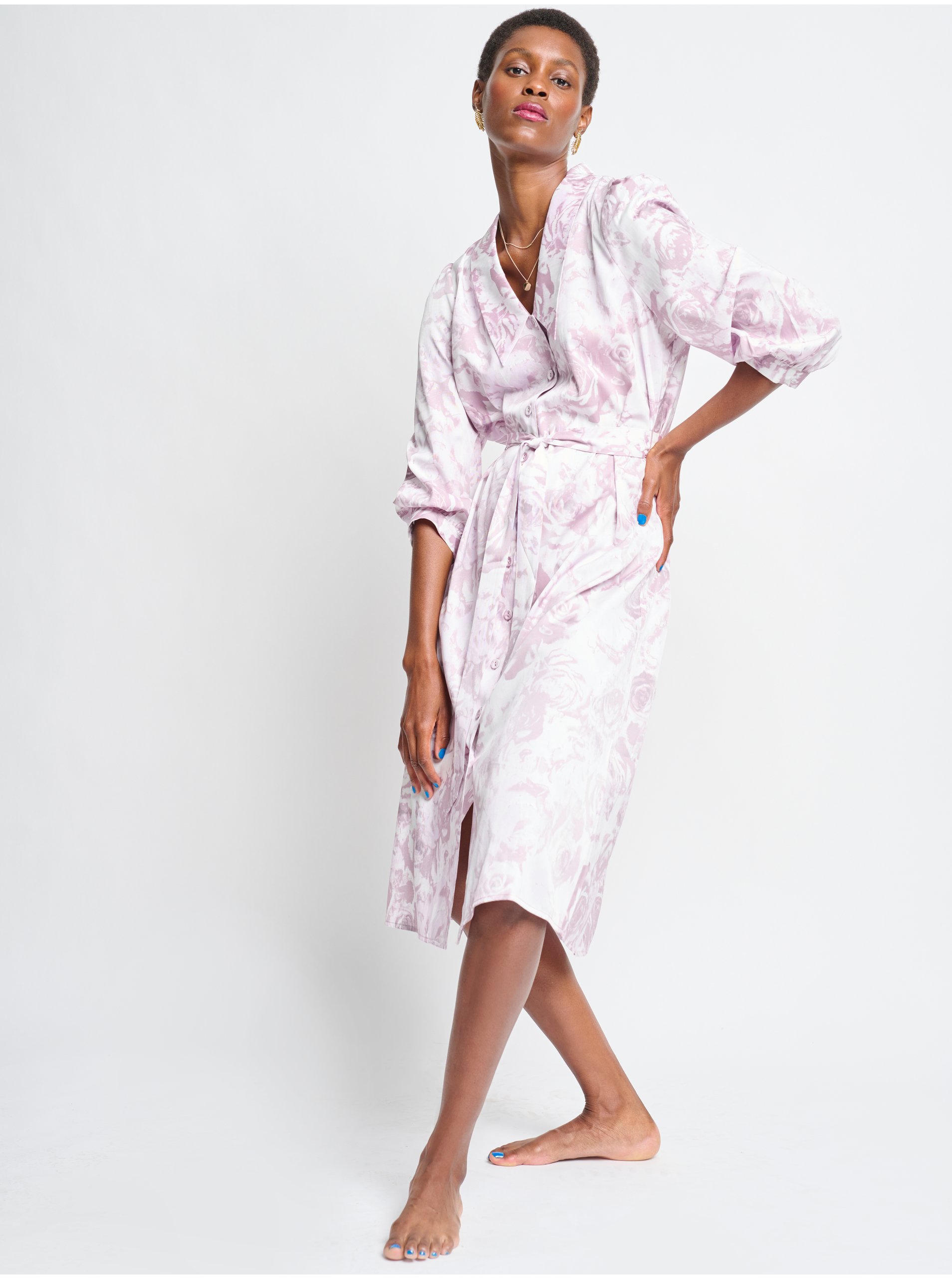 Lacno Bielo-fialové kvetované košeľové šaty ICHI