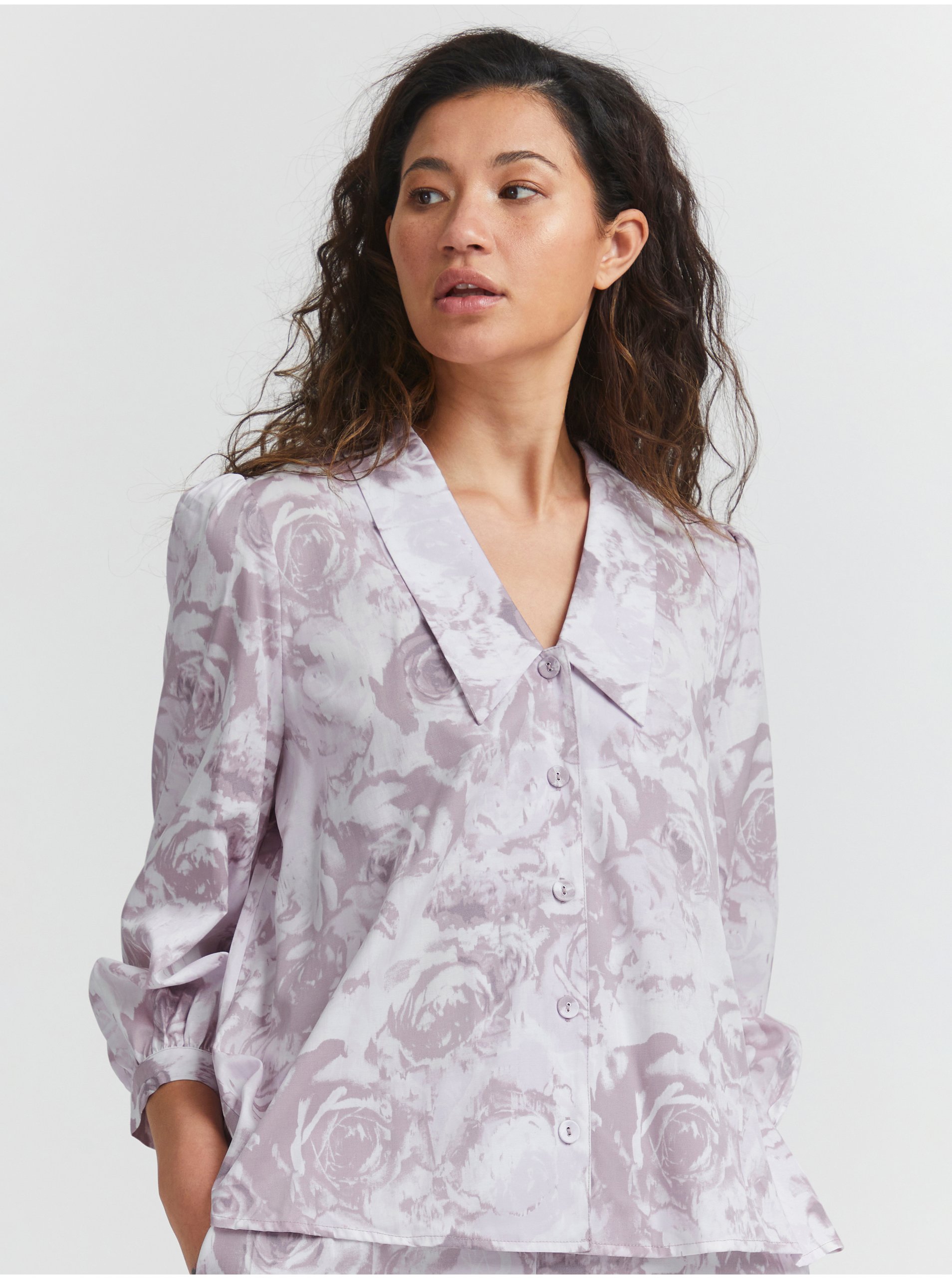 Lacno Bielo-fialová dámska kvetovaná košeľa ICHI