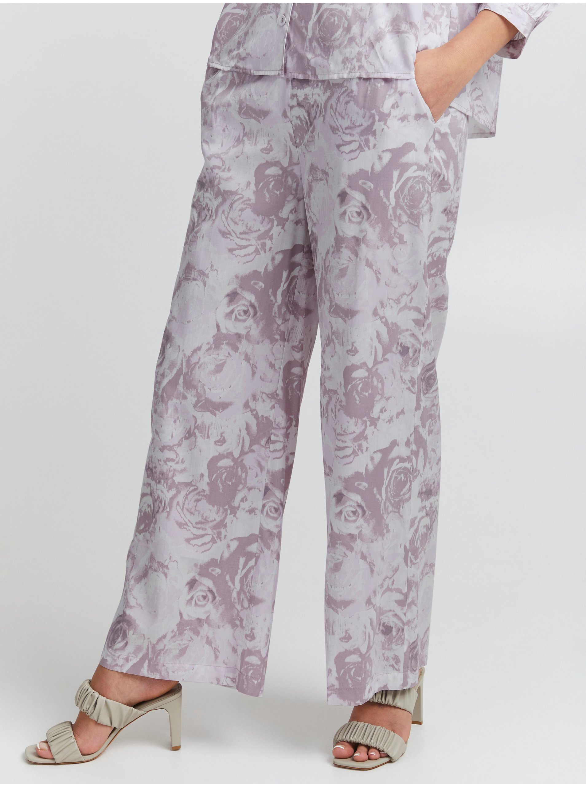 Levně Bílo-fialové dámské volné květované kalhoty ICHI