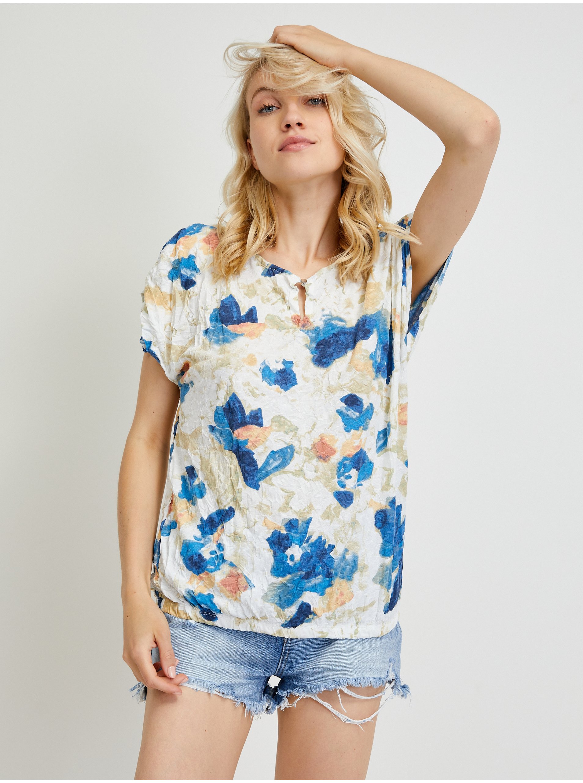 Levně Modro-bílé dámské květované tričko Tom Tailor