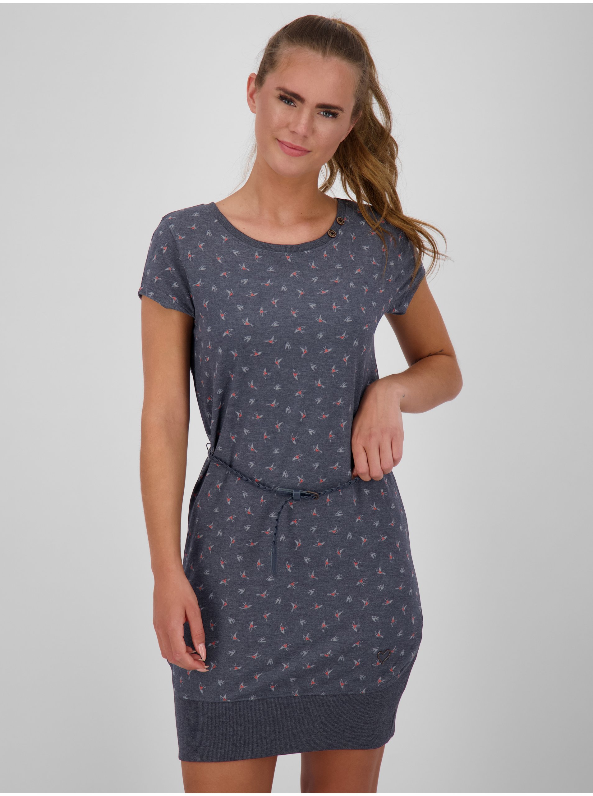 E-shop Tmavě šedé dámské vzorované krátké šaty s páskem Alife and Kickin