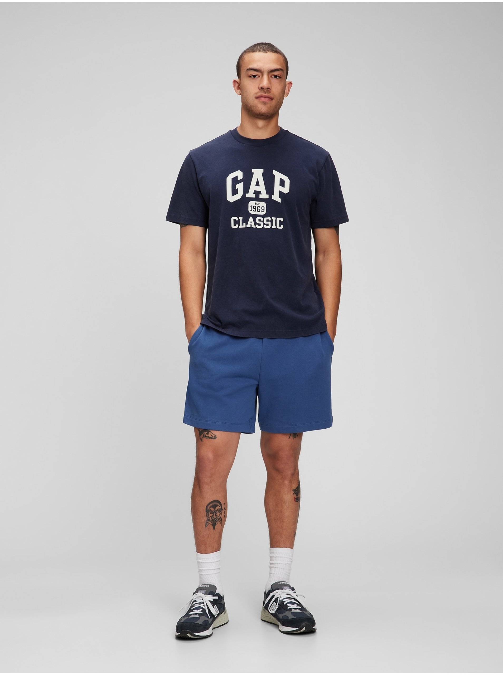 Levně Tmavě modré pánské tričko logo GAP 1969 Classic organic