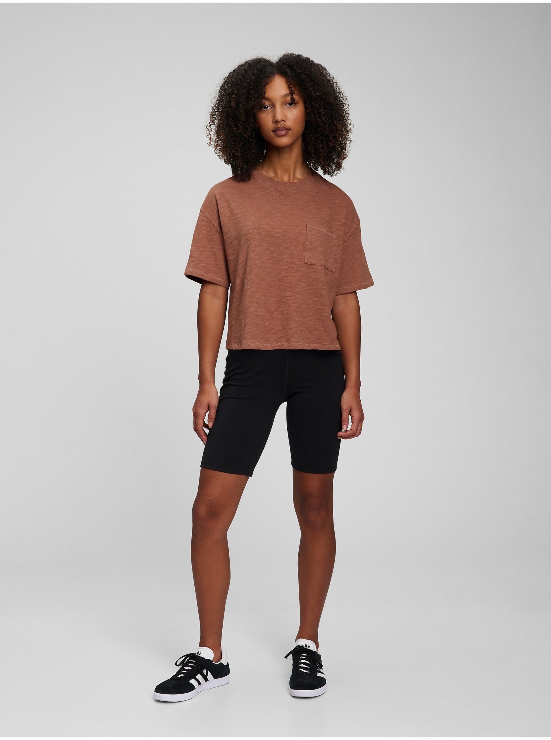 E-shop Hnědé holčičí tričko GAP Teen organic s kapsičkou