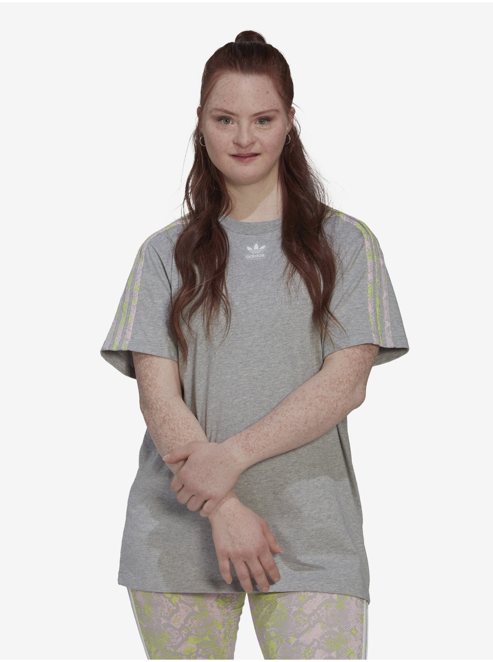 Levně Šedé dámské žíhané oversize tričko adidas Originals