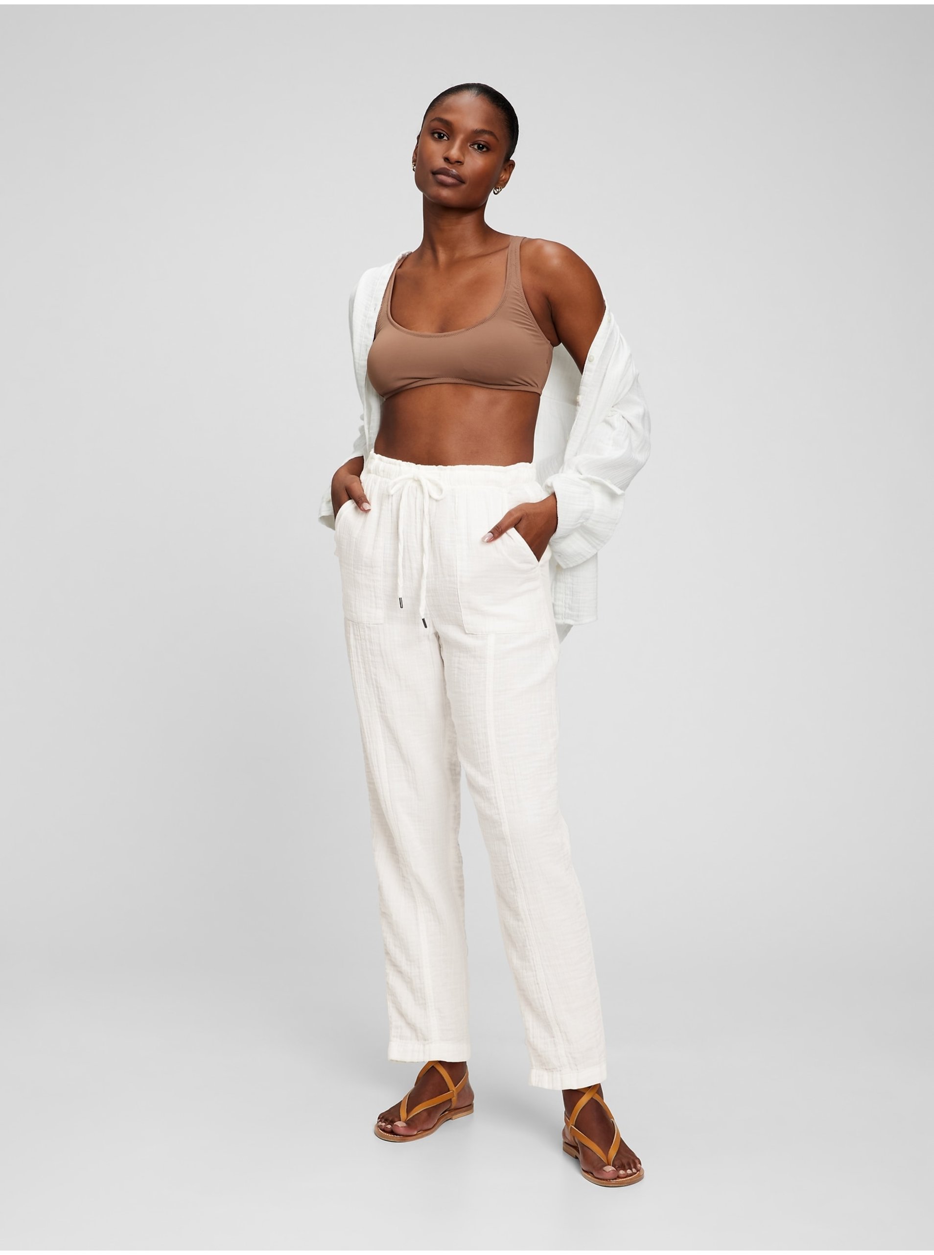 E-shop Bílé dámské bavlněné kalhoty GAP