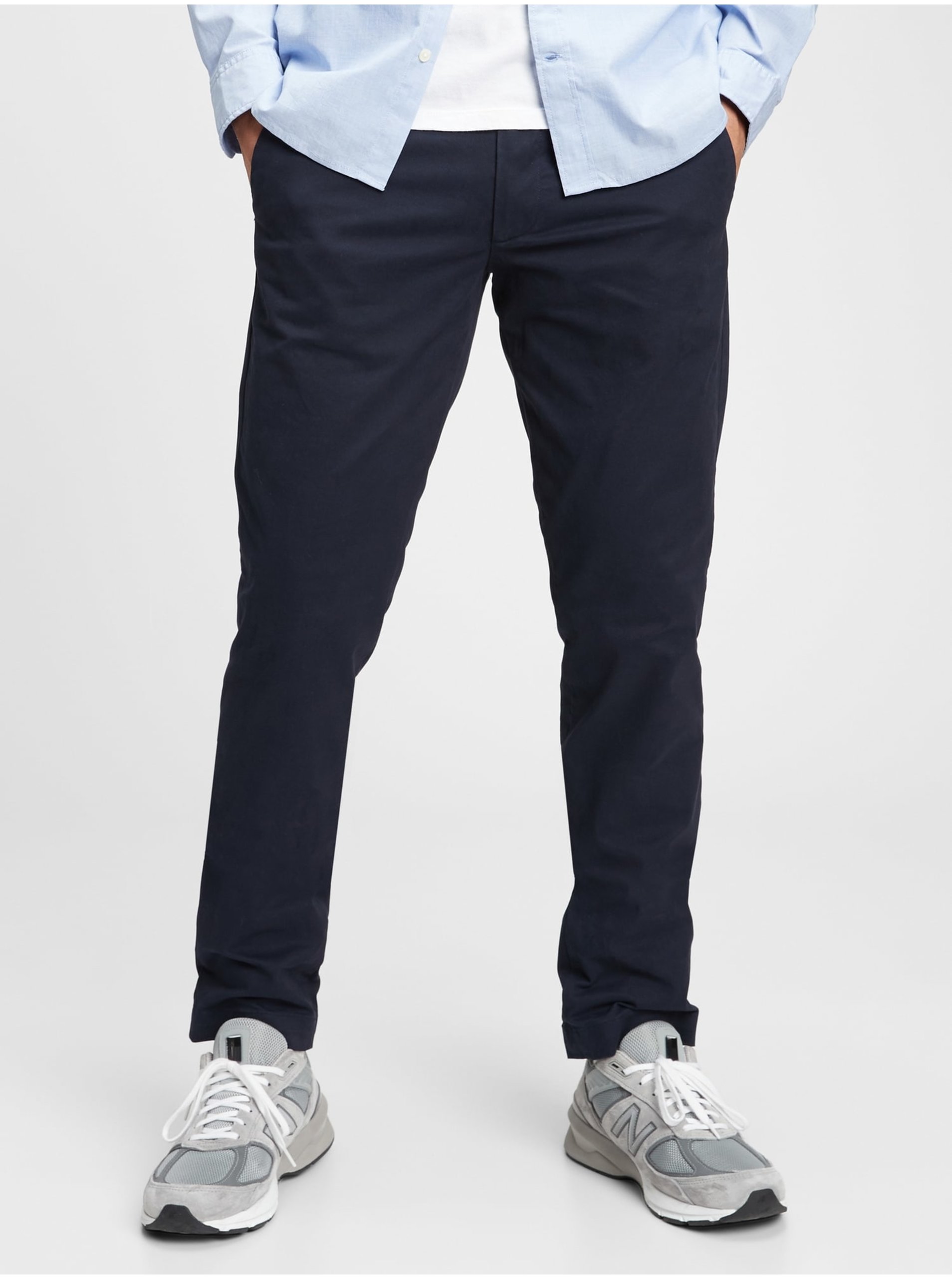 E-shop Tmavě modré pánské kalhoty modern khakis slim fit GapFlex GAP
