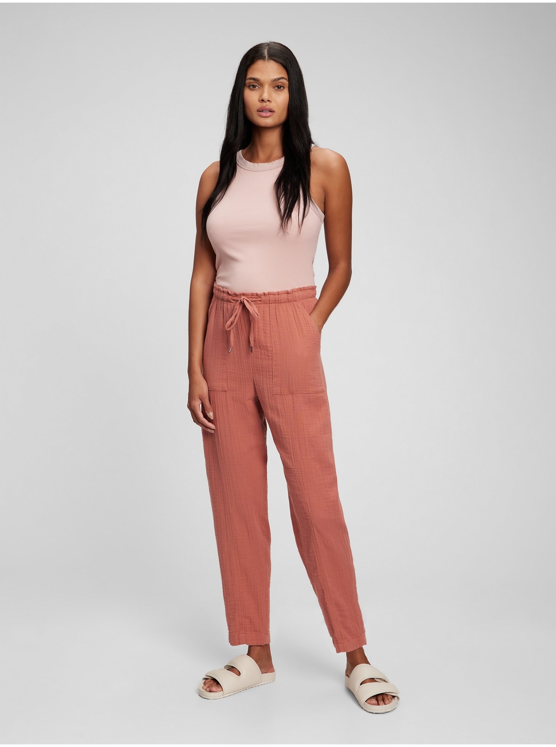 E-shop Hnědé dámské bavlněné kalhoty GAP