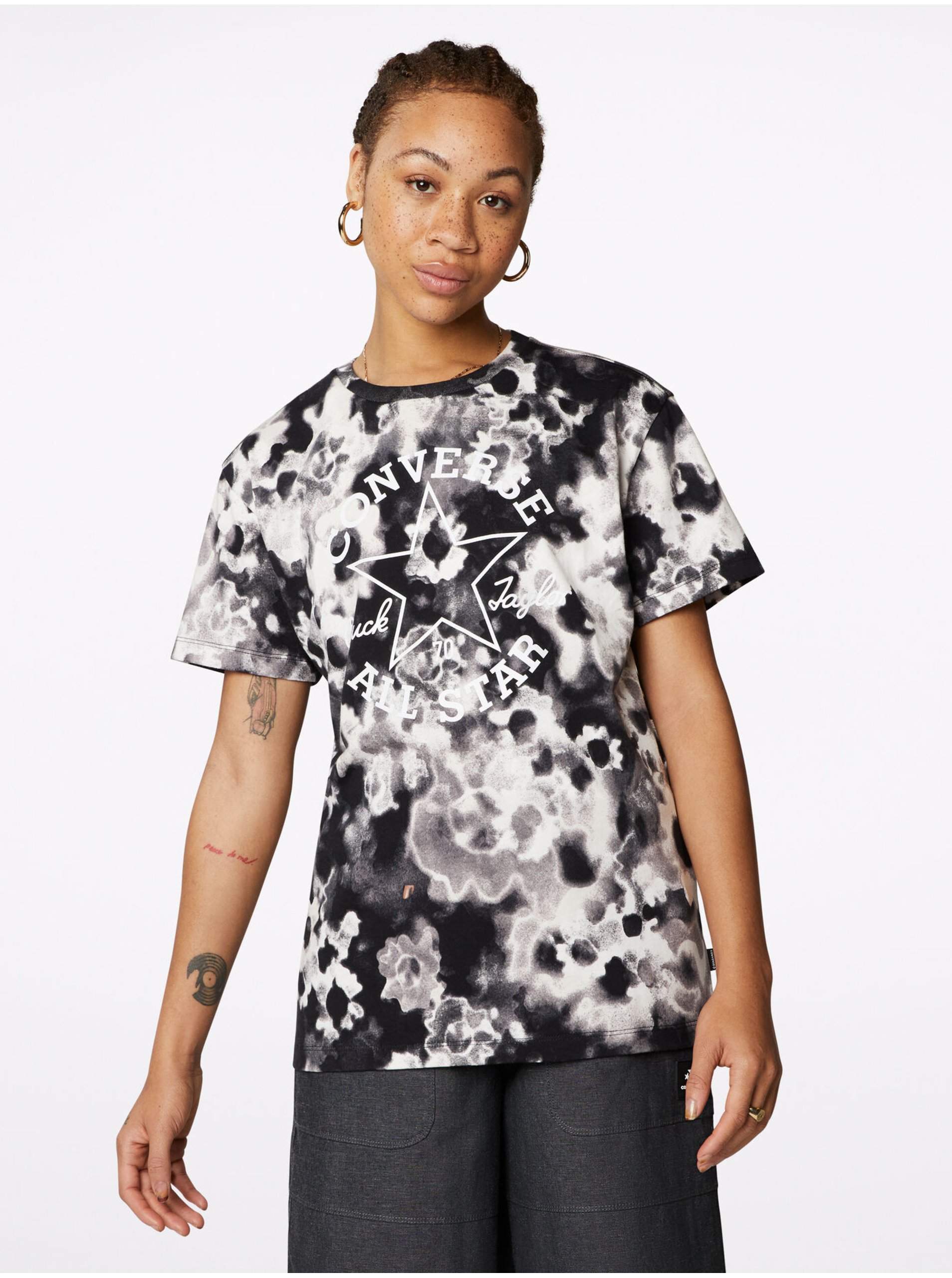 Levně Krémovo-černé dámské vzorované tričko Converse