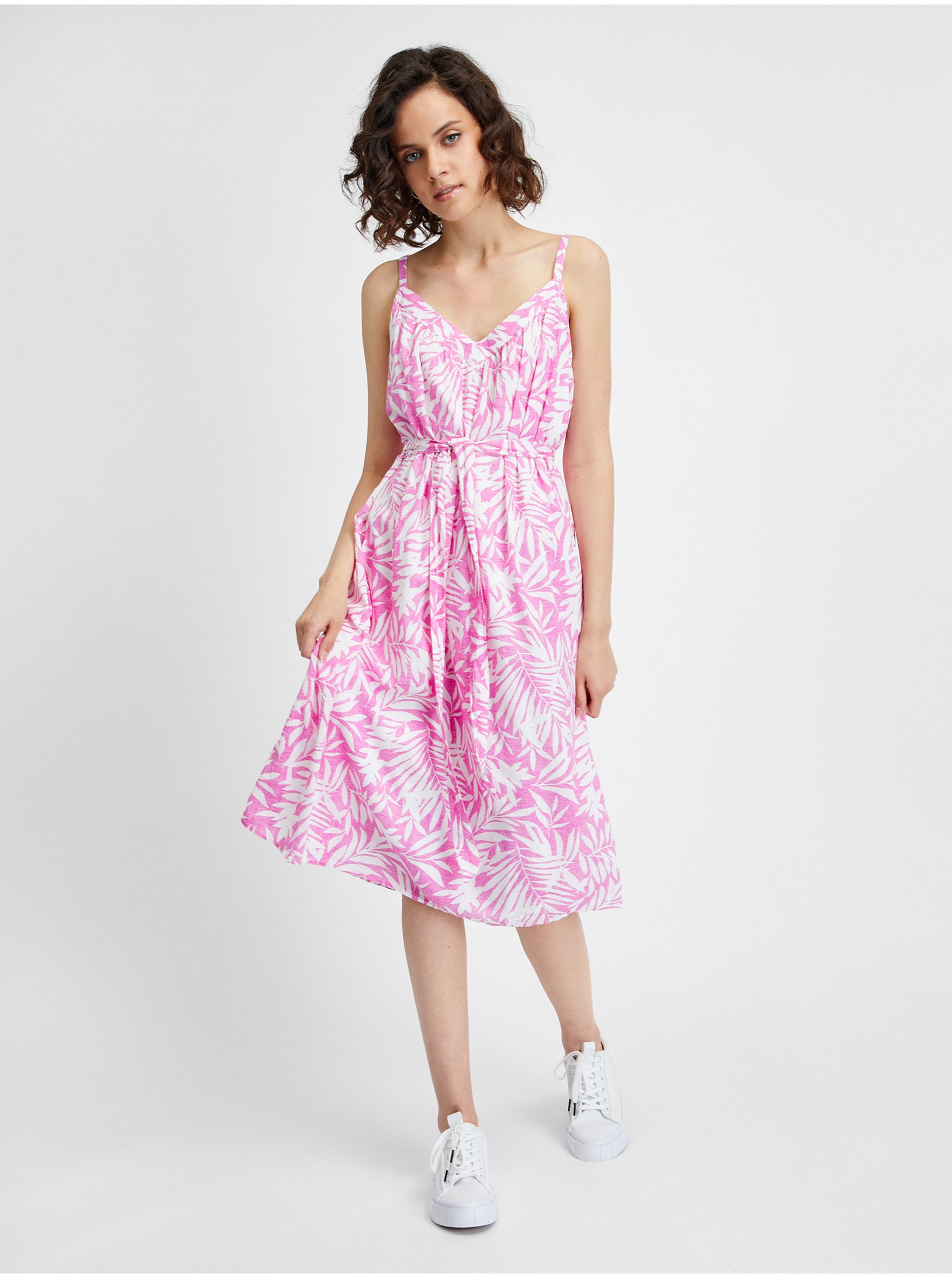 E-shop Bílo-růžové dámské květované šaty na ramínka GAP