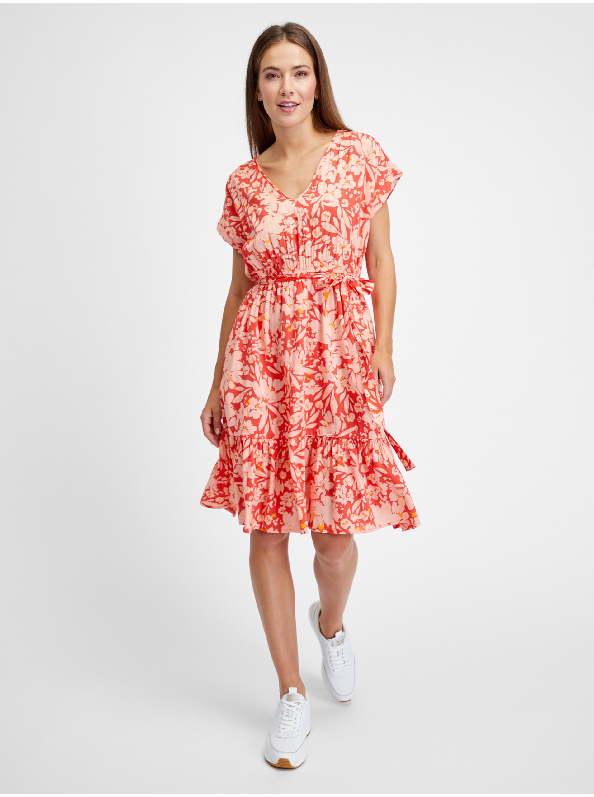 E-shop Bielo-oranžové dámske kvetované šaty s volánom GAP