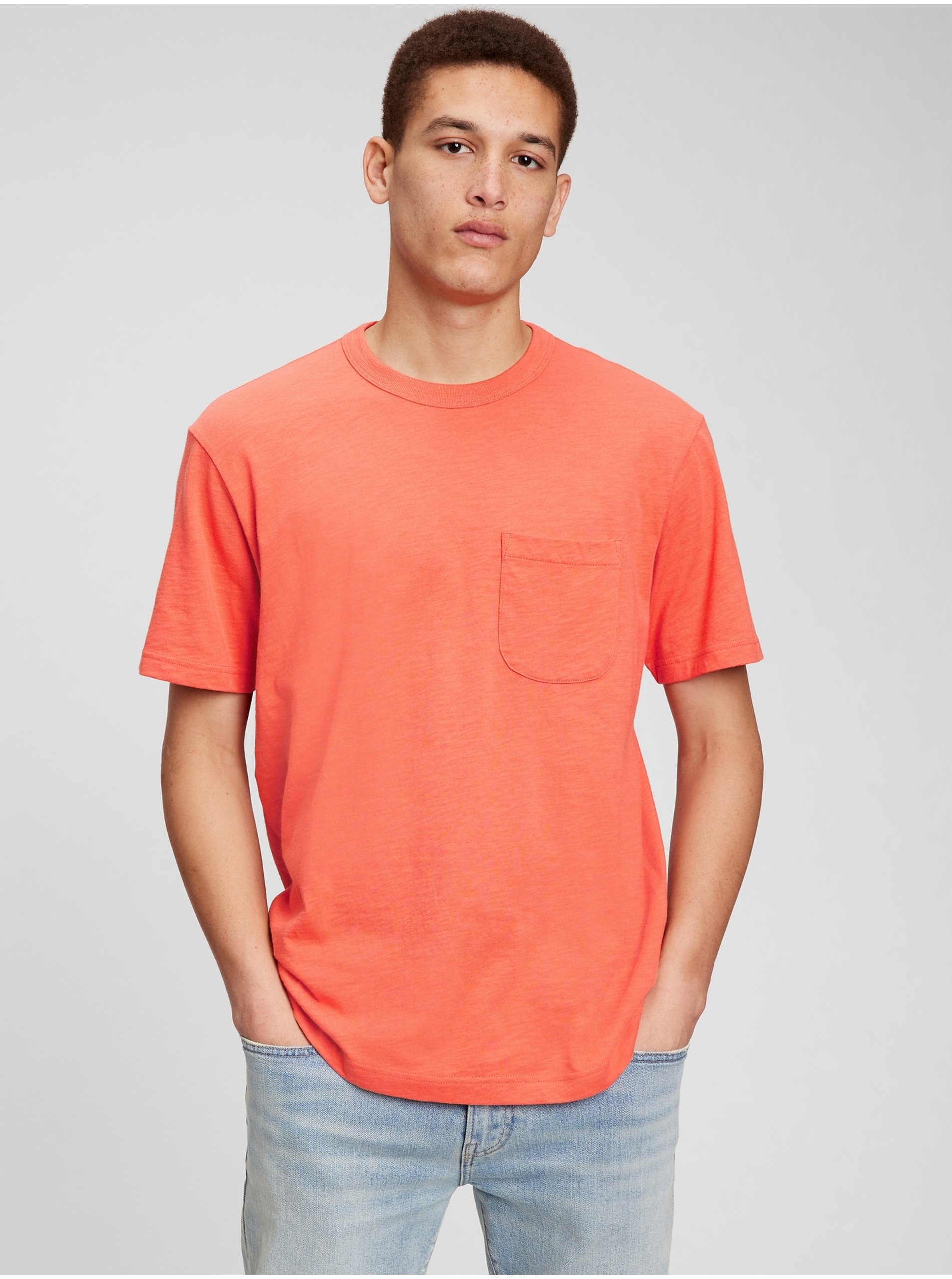 Levně Oranžové pánské bavlněné tričko s kapsičkou GAP