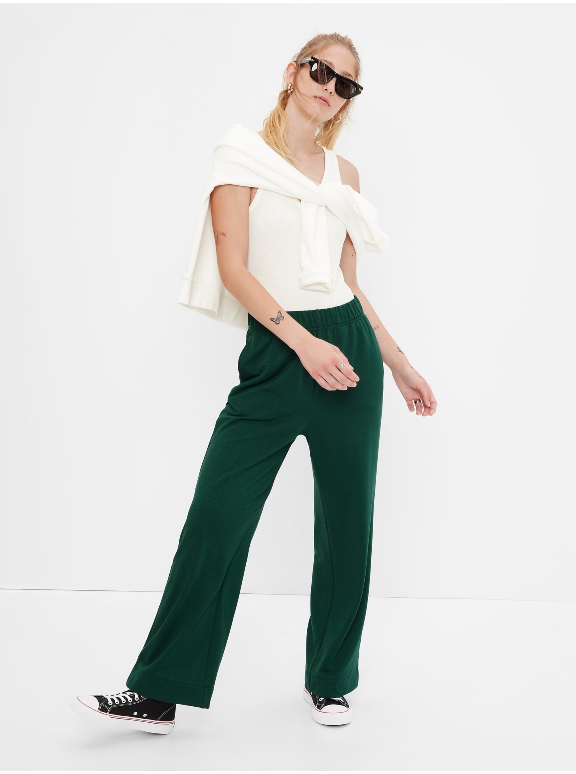 E-shop Tmavě zelené dámské kalhoty GAP