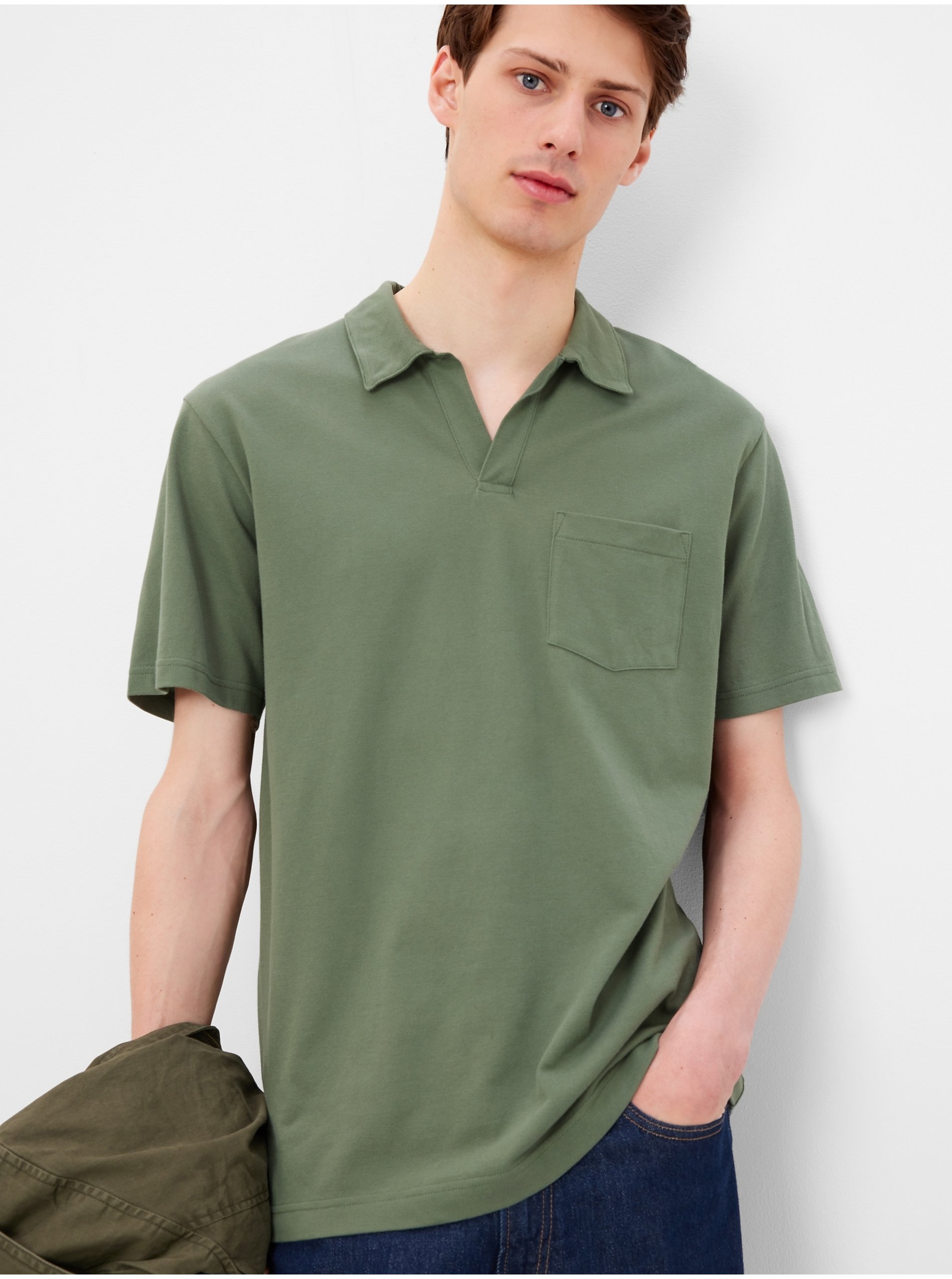 Levně Zelené pánské polo tričko s rozhalenkou GAP