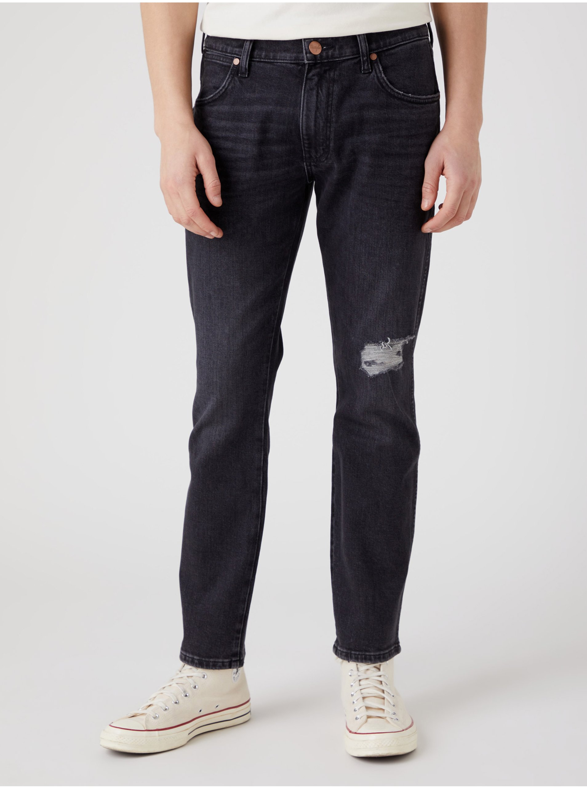 Levně Černé pánské straight fit džíny s potrhaným efektem Wrangler