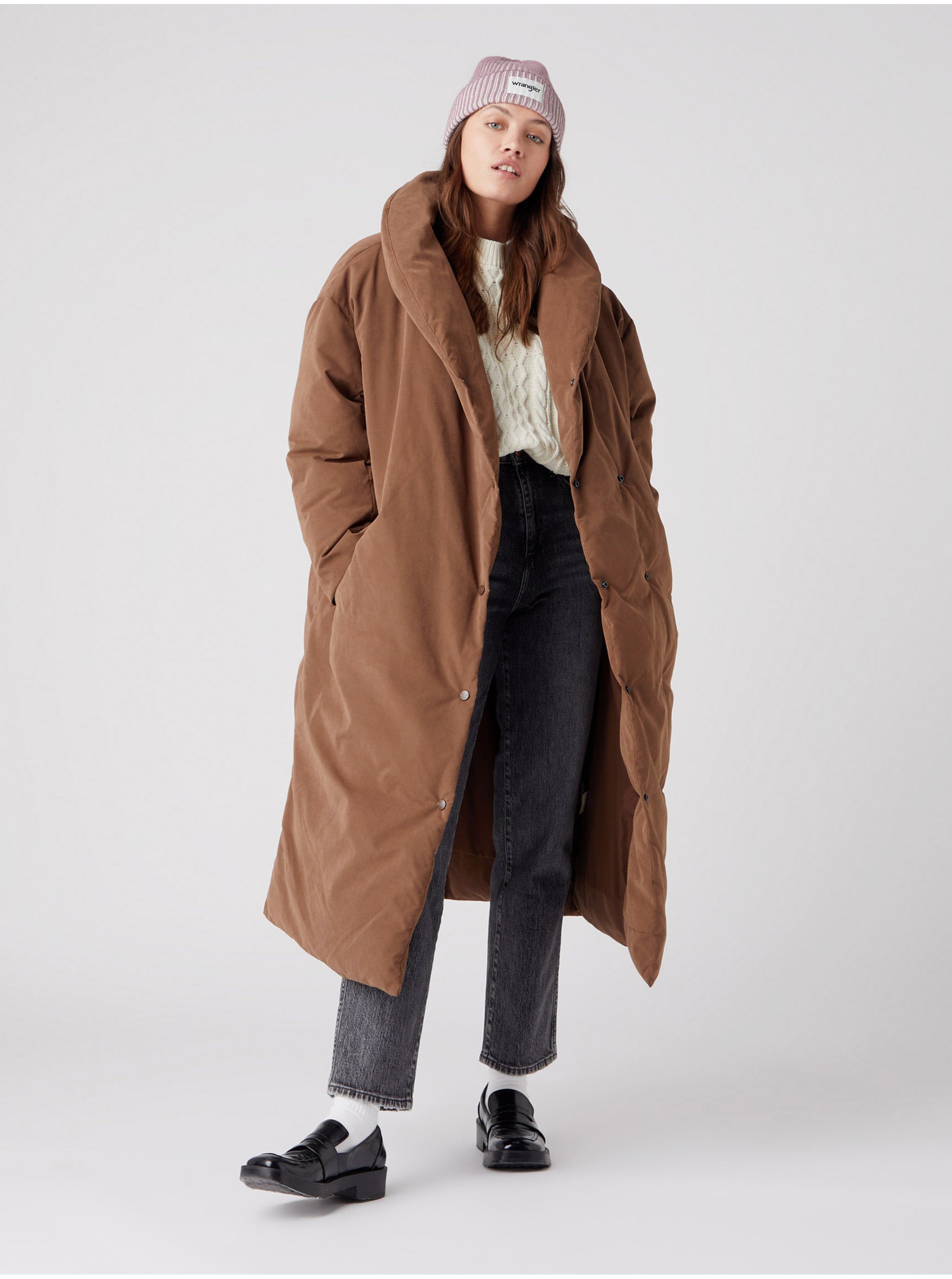Levně Hnědý dámský zimní kabát s límcem Wrangler
