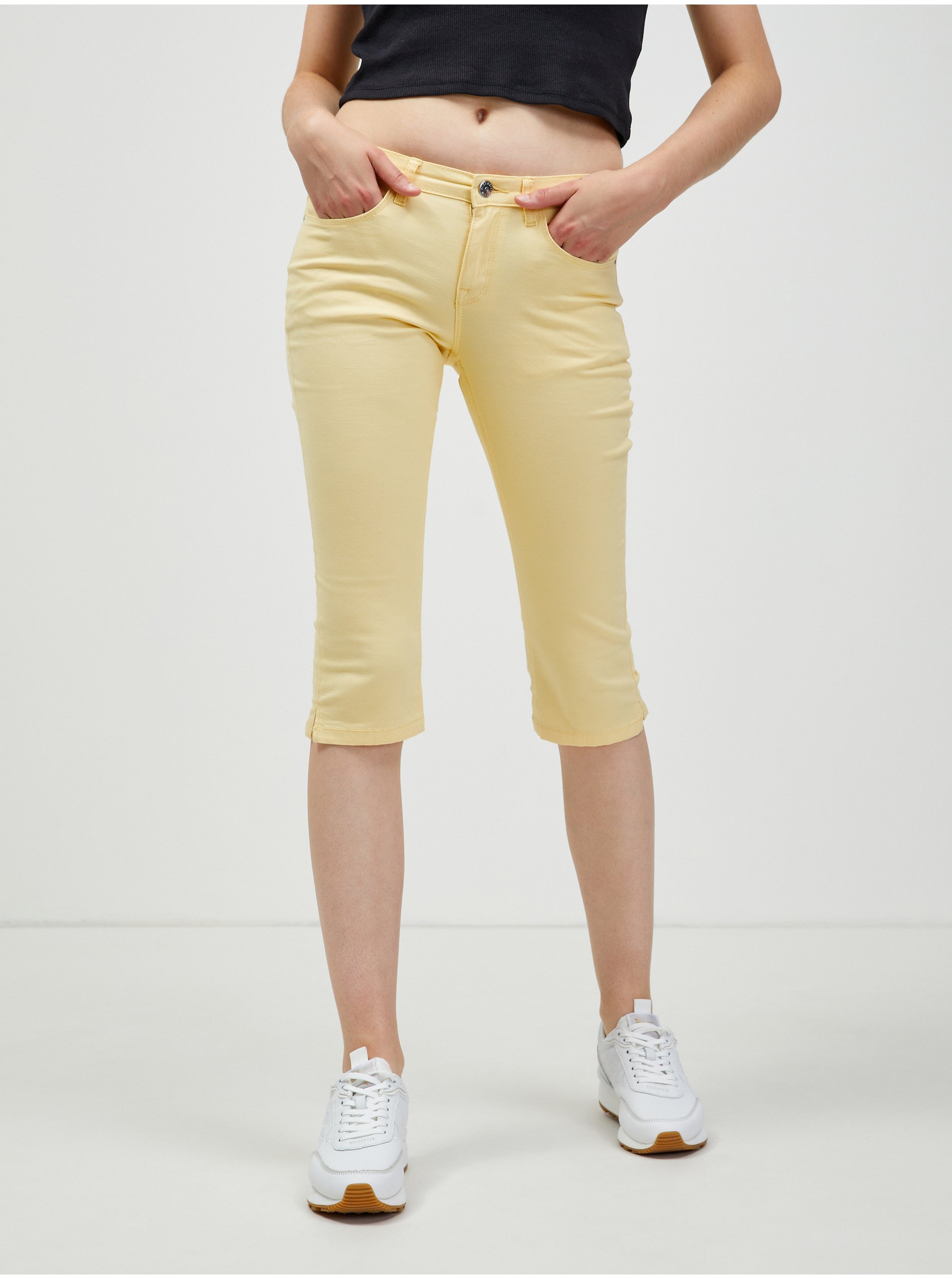 E-shop Žluté tříčtvrteční slim fit kalhoty CAMAIEU