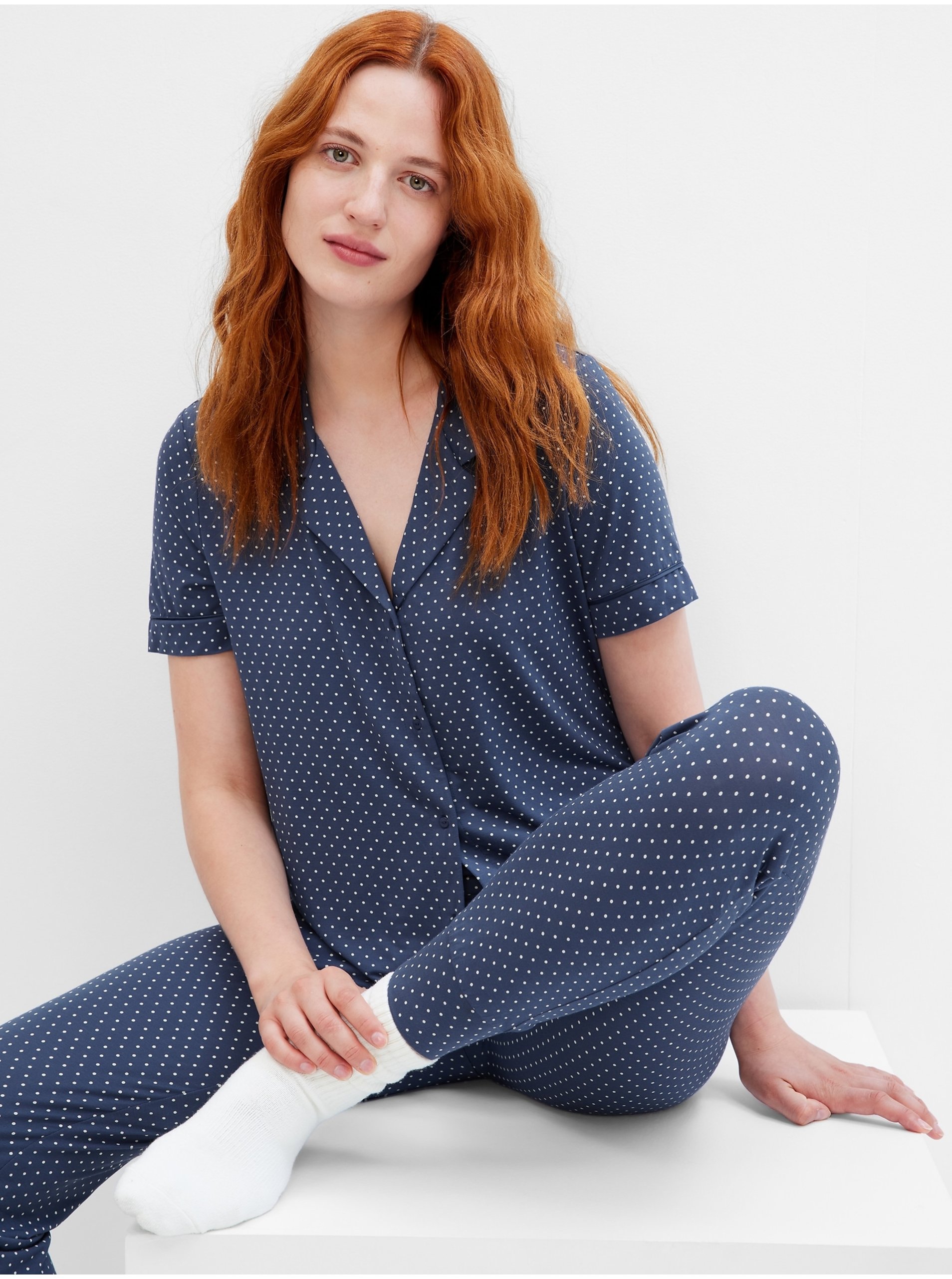 E-shop Tmavomodrá dámska vzorovaná pyžamová blúzka GAP