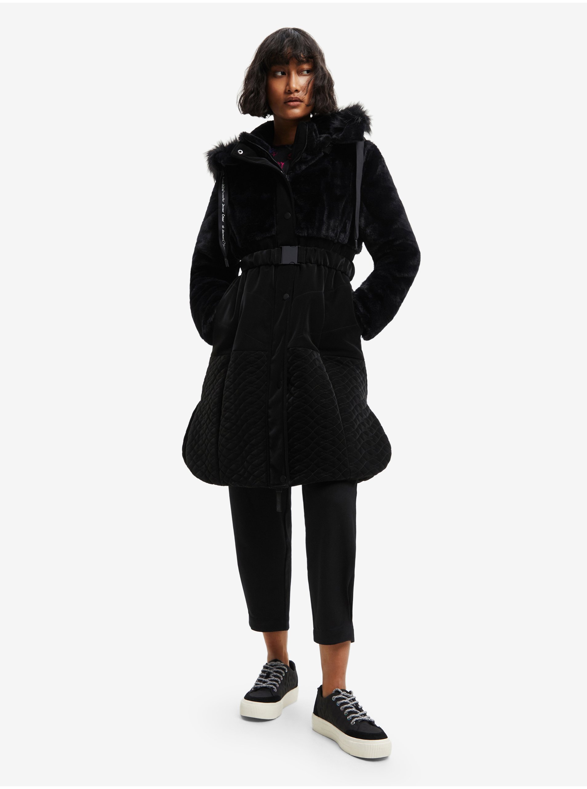 Levně Černý dámský zimní kabát s kožíškem Desigual Sundsvall