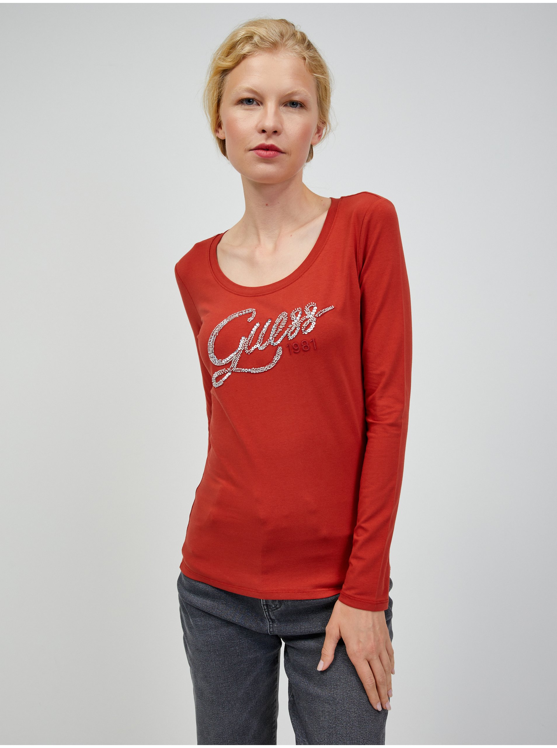 Levně Cihlové dámské tričko s dlouhým rukávem Guess Bryanna