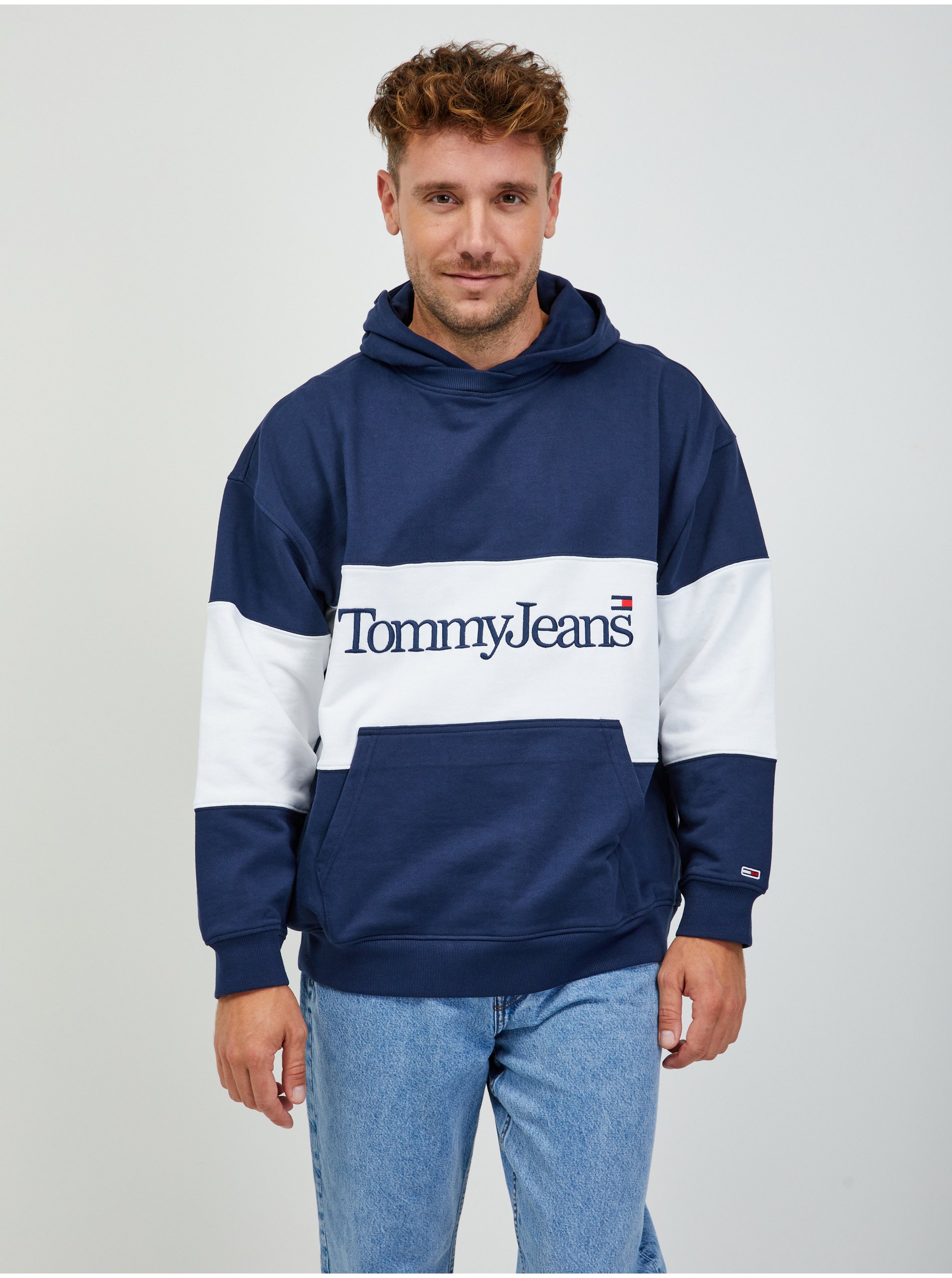E-shop Mikiny s kapucou pre mužov Tommy Jeans - tmavomodrá, biela