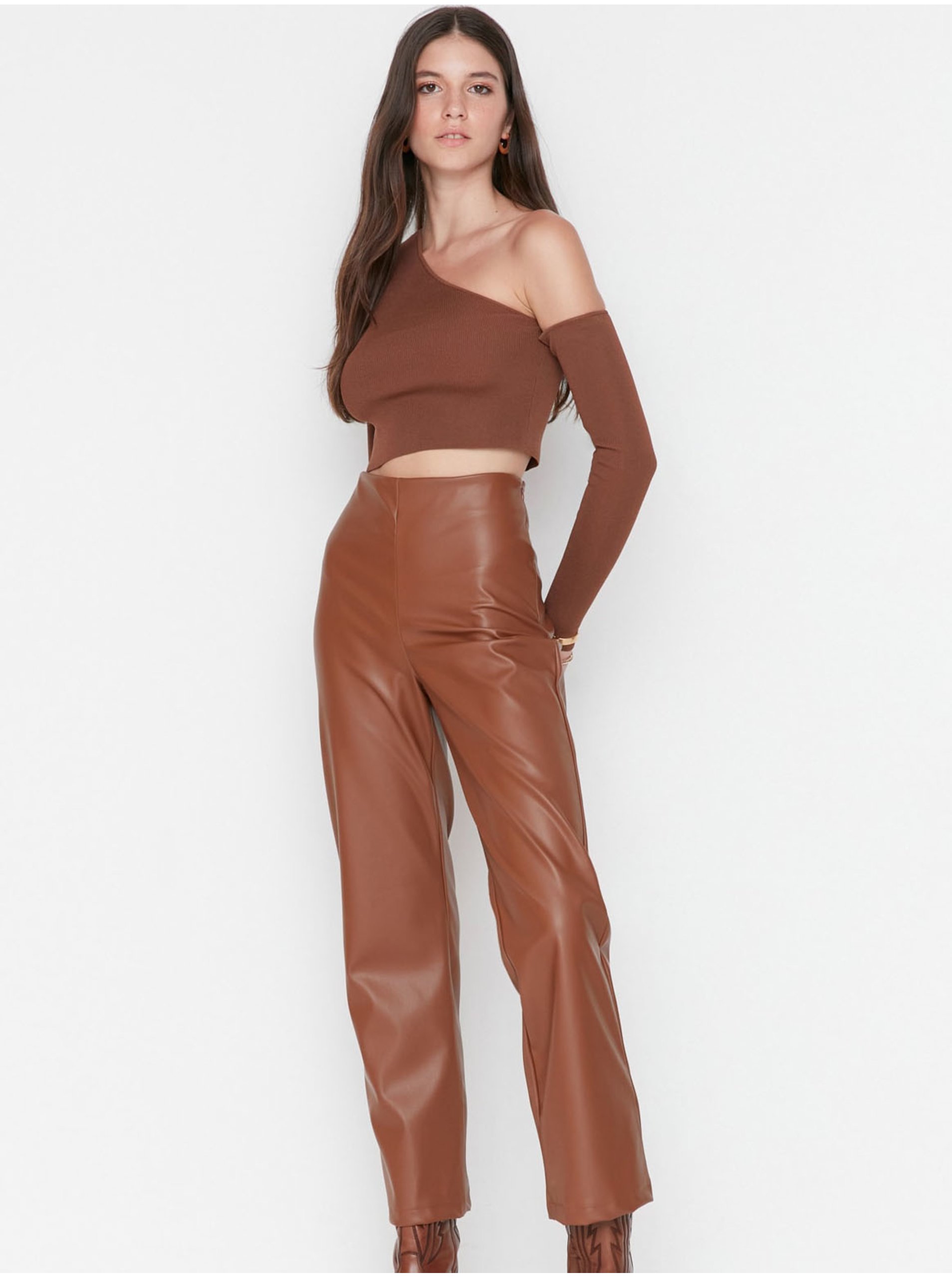 E-shop Hnědé dámské koženkové kalhoty Trendyol