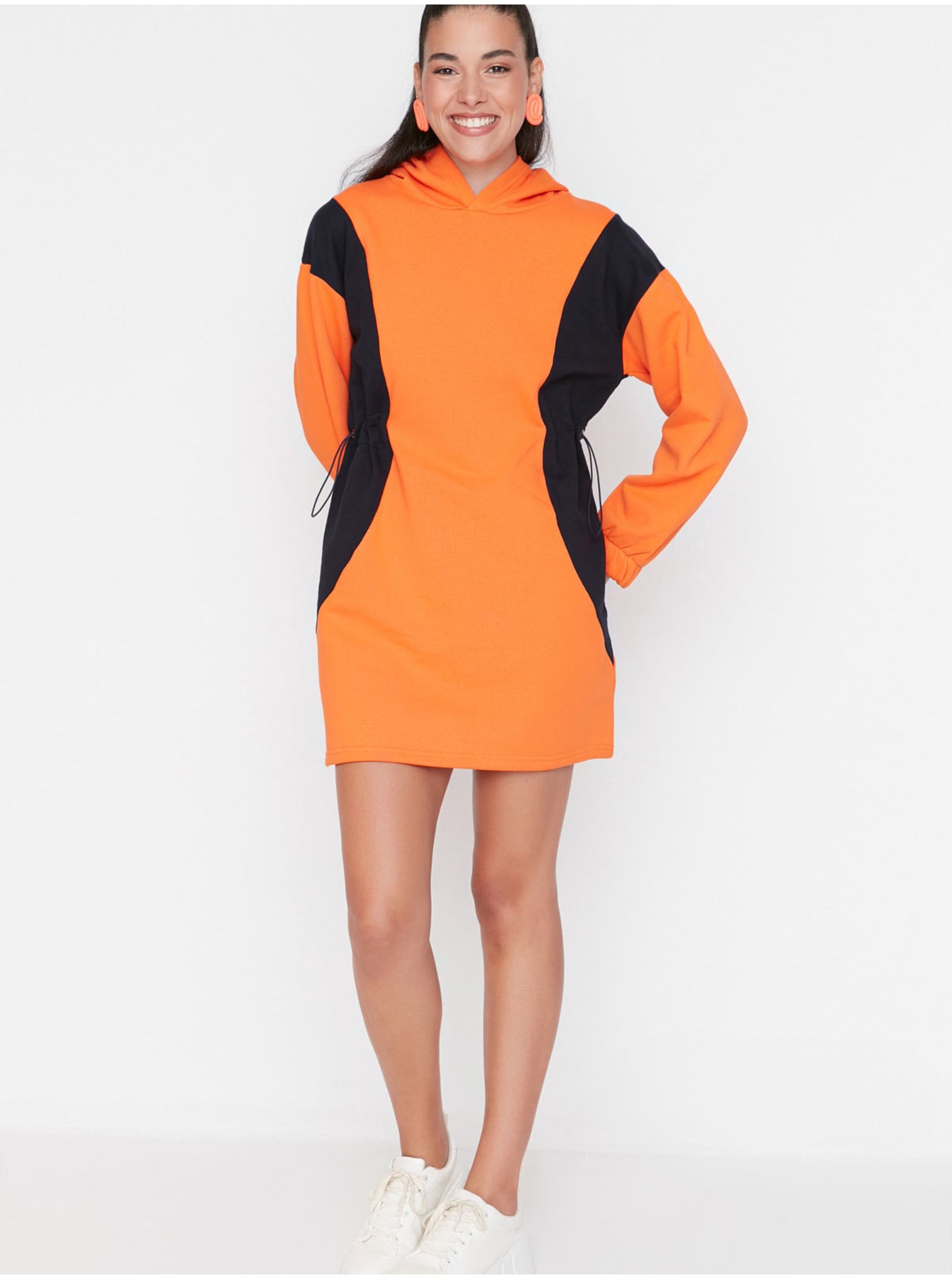 E-shop Černo-oranžové mikinové šaty s kapucí Trendyol
