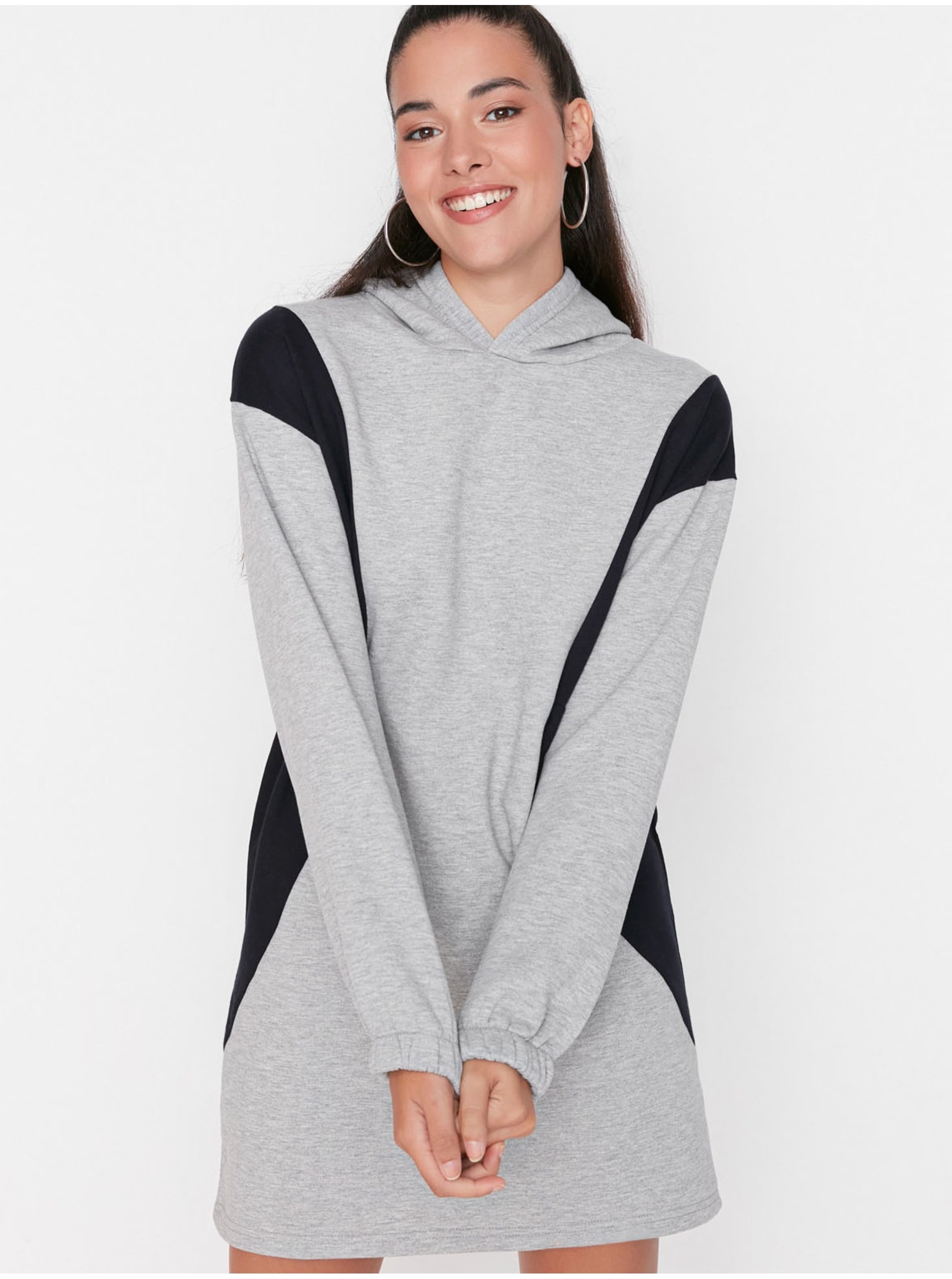E-shop Černo-šedé žíhané mikinové šaty s kapucí Trendyol