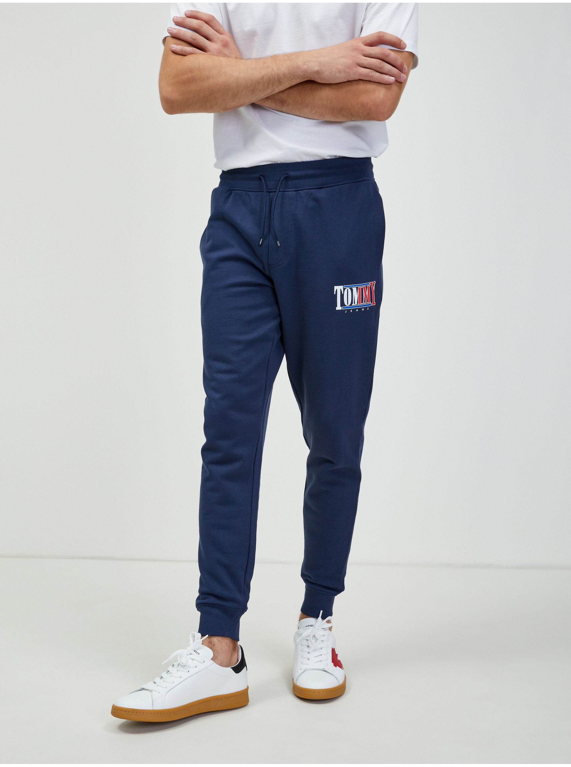 Levně Tmavě modré pánské tepláky Tommy Jeans