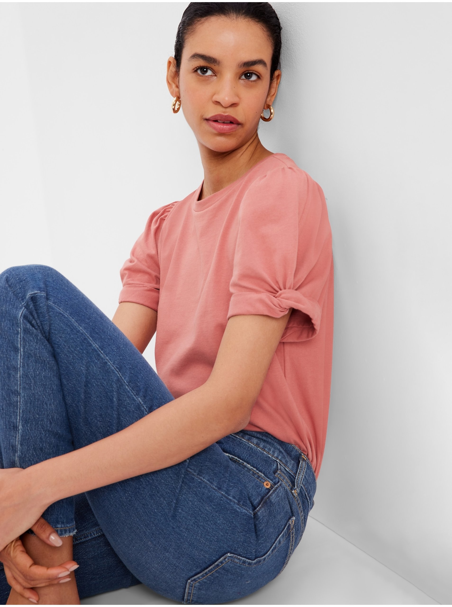 E-shop Růžové dámské tričko s nabíraným rukávem GAP
