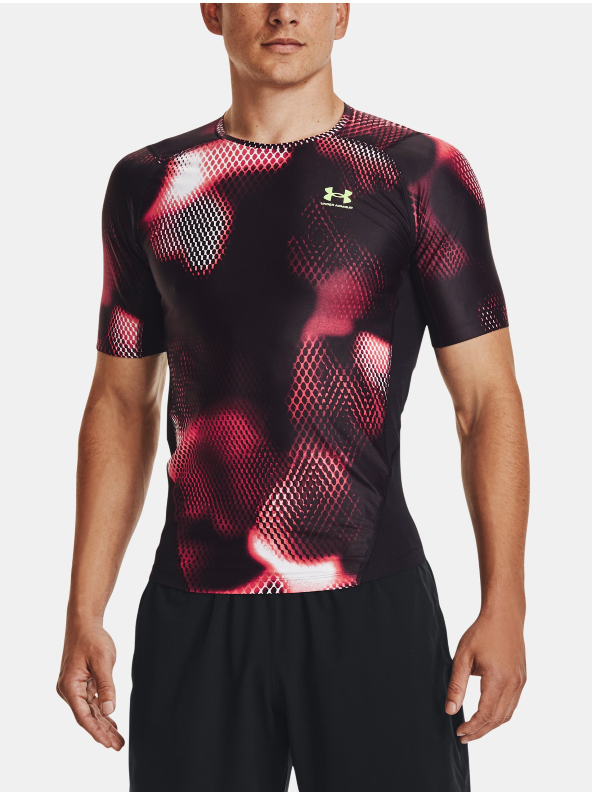 Levně Červeno-černé pánské vzorované tričko Under Armour UA IsoChill Prtd Comp SS