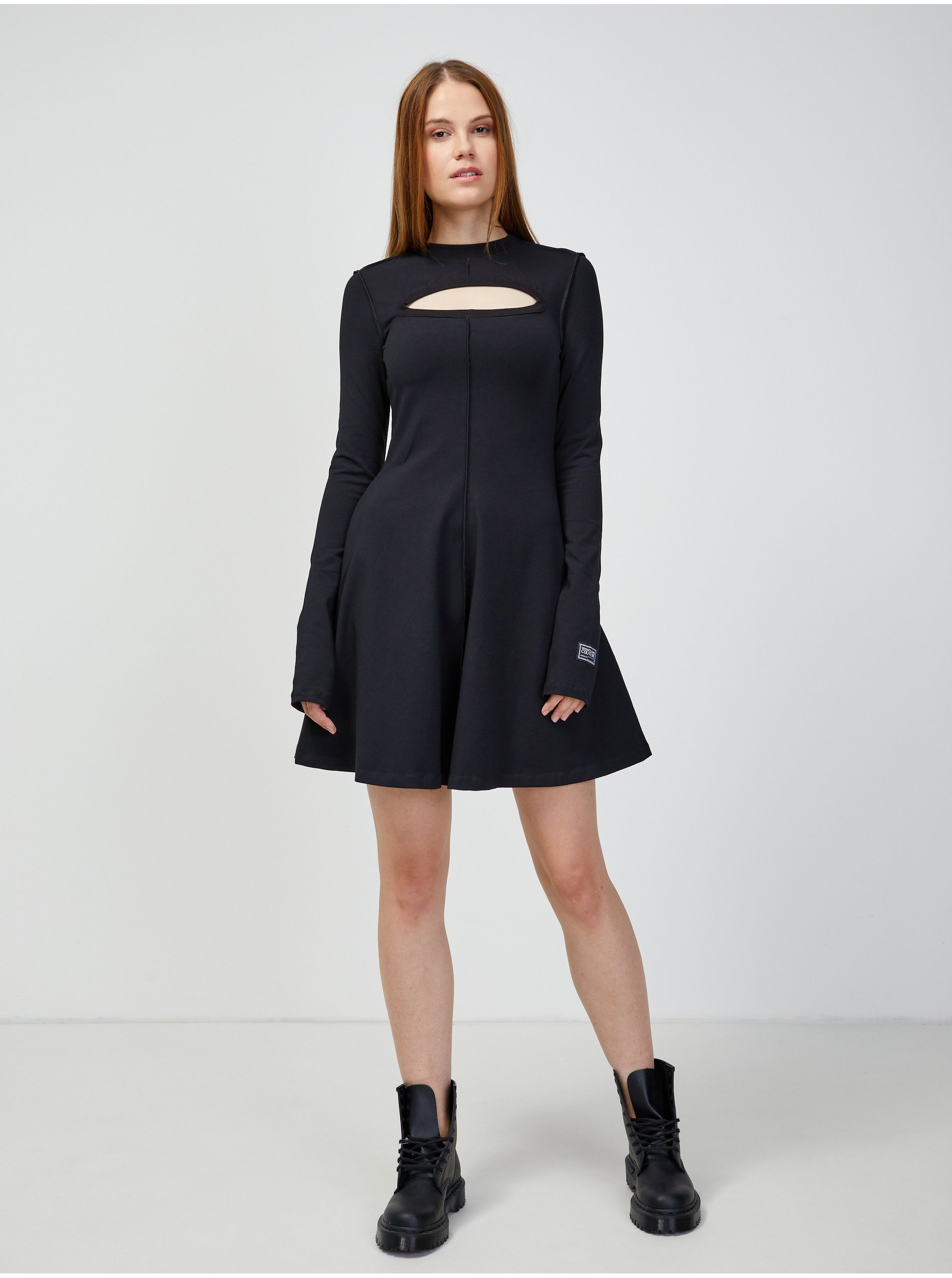 Levně Černé šaty s průstřihem Versace Jeans Couture