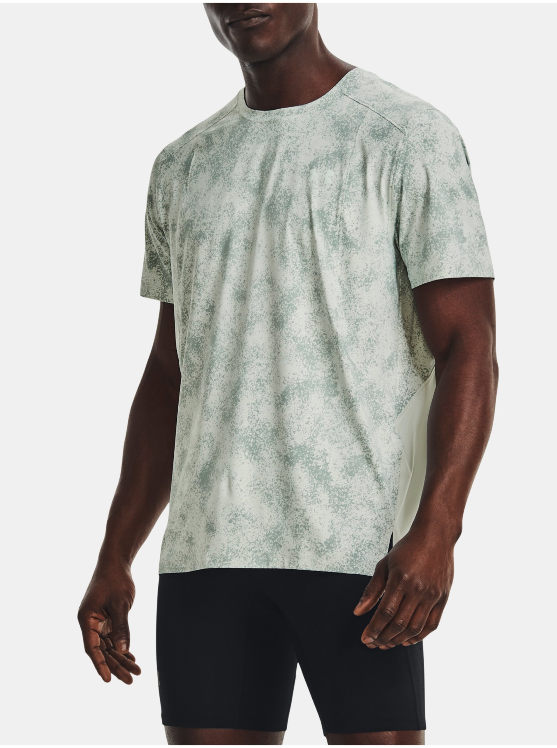 Lacno Svetlozelené pánske vzorované športové tričko Under Armour