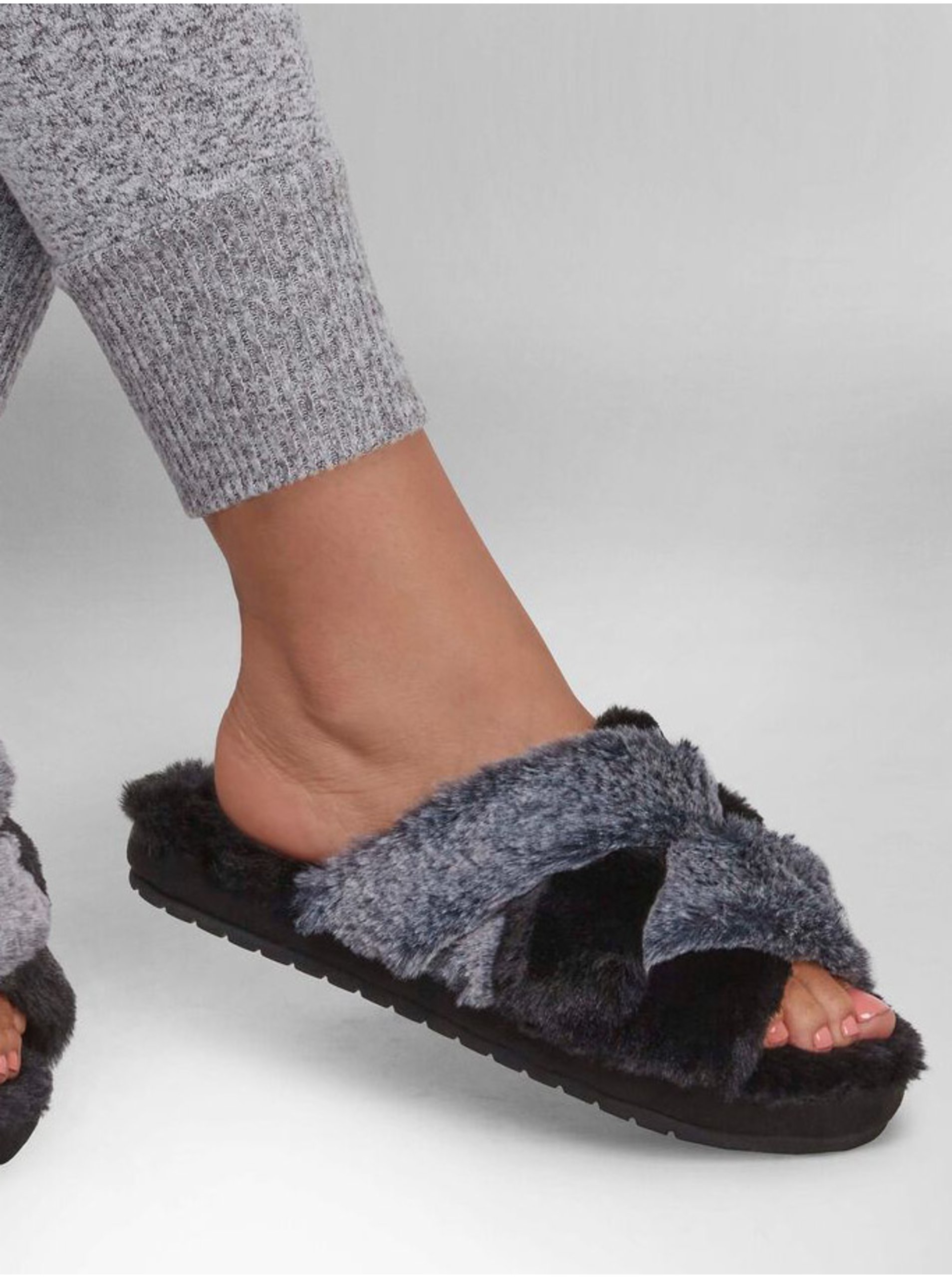 E-shop Šedo-černé dámské pantofle Skechers