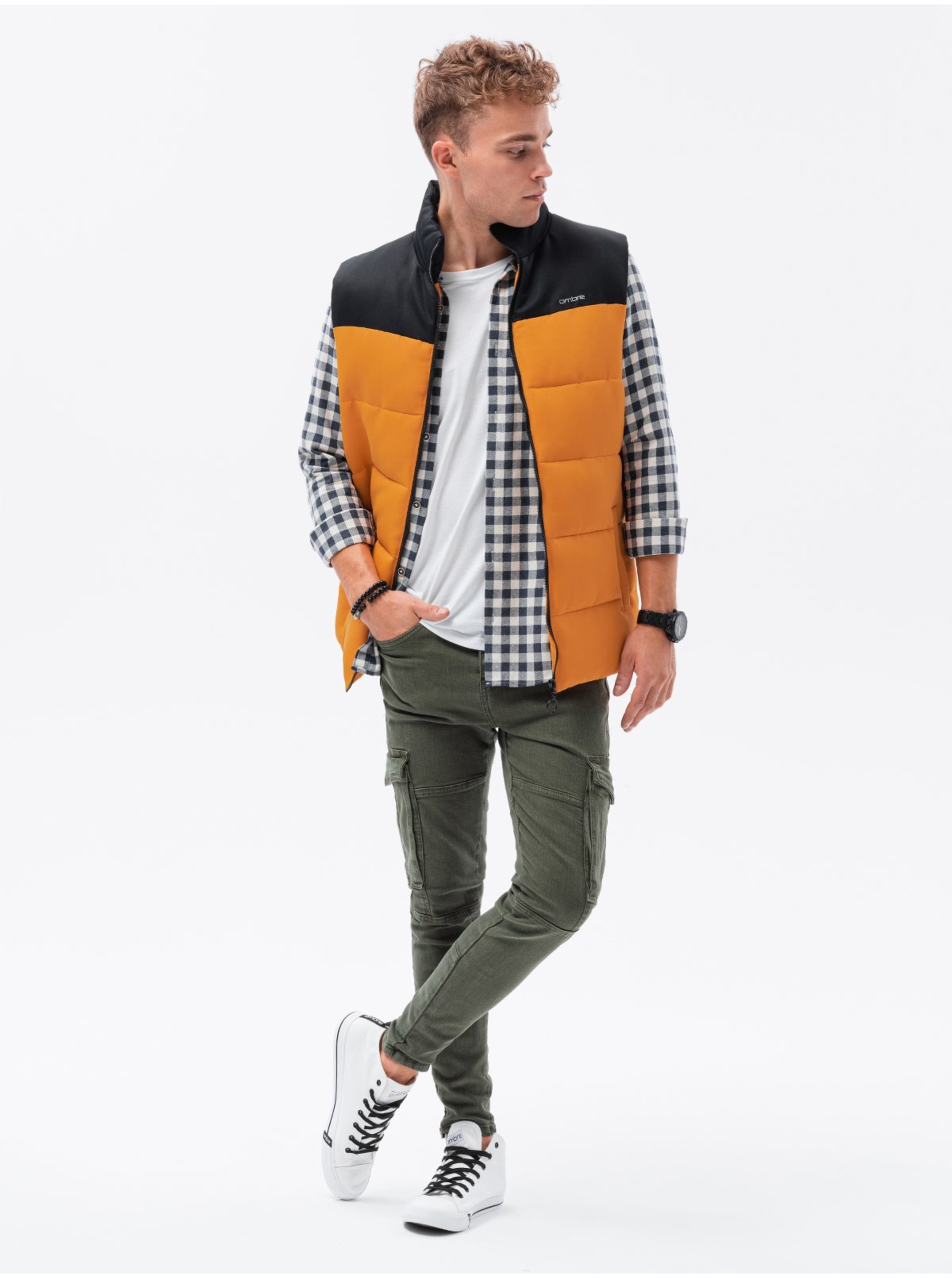 E-shop Černo-hořčicová pánská prošívaná vesta Ombre Clothing