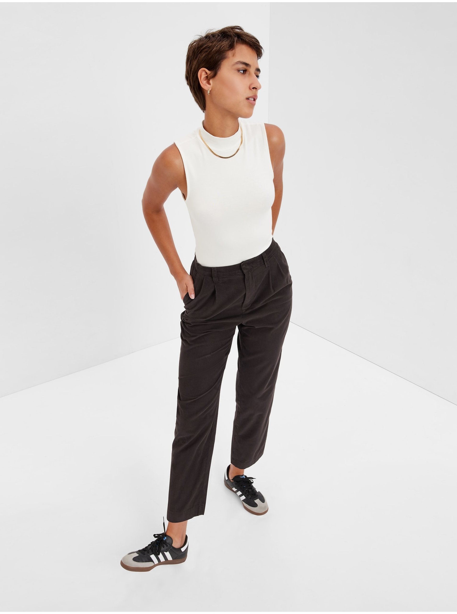 E-shop Hnědé dámské manšestrové kalhoty GAP