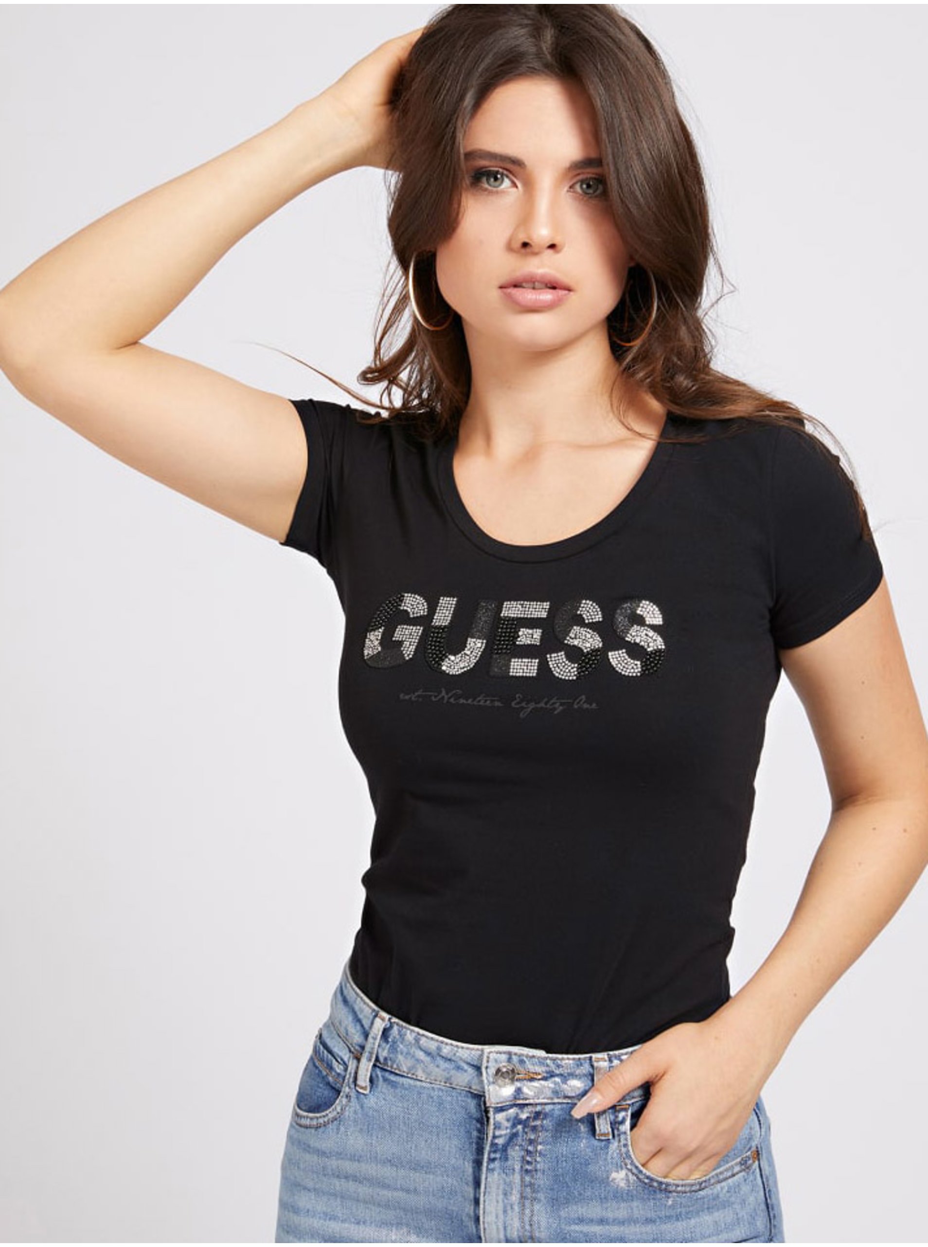 Levně Černé dámské tričko s flitry Guess