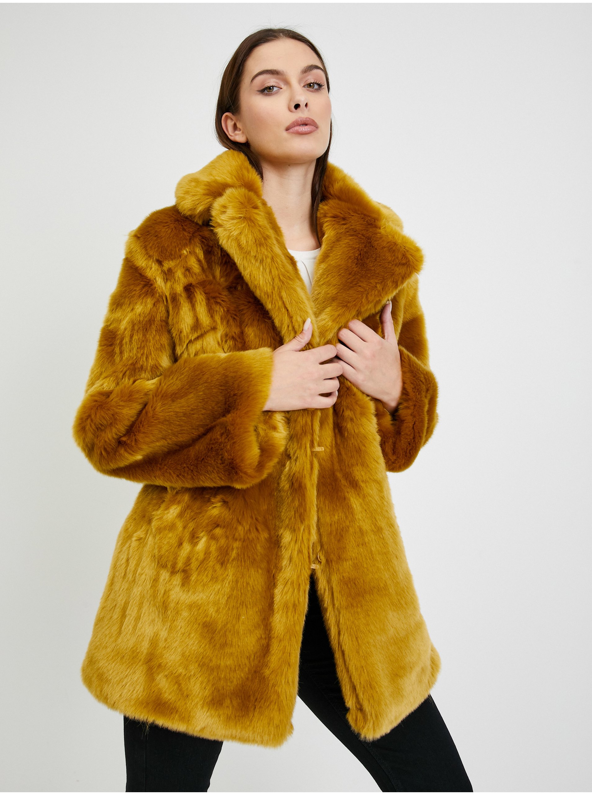E-shop Hořčicový dámský kabát z umělé kožešiny ORSAY