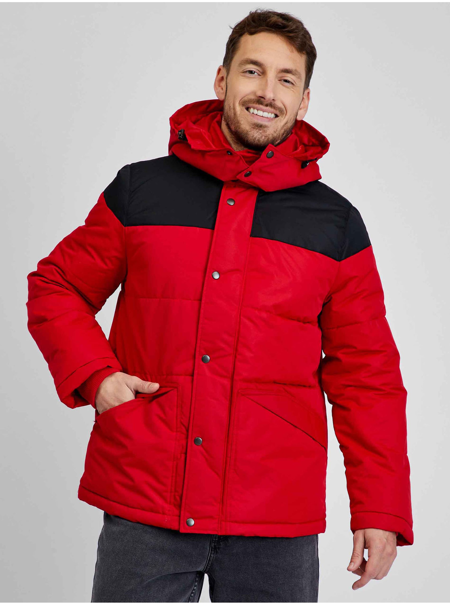 E-shop Červeno-černá pánská zimní bunda s kapucí GAP