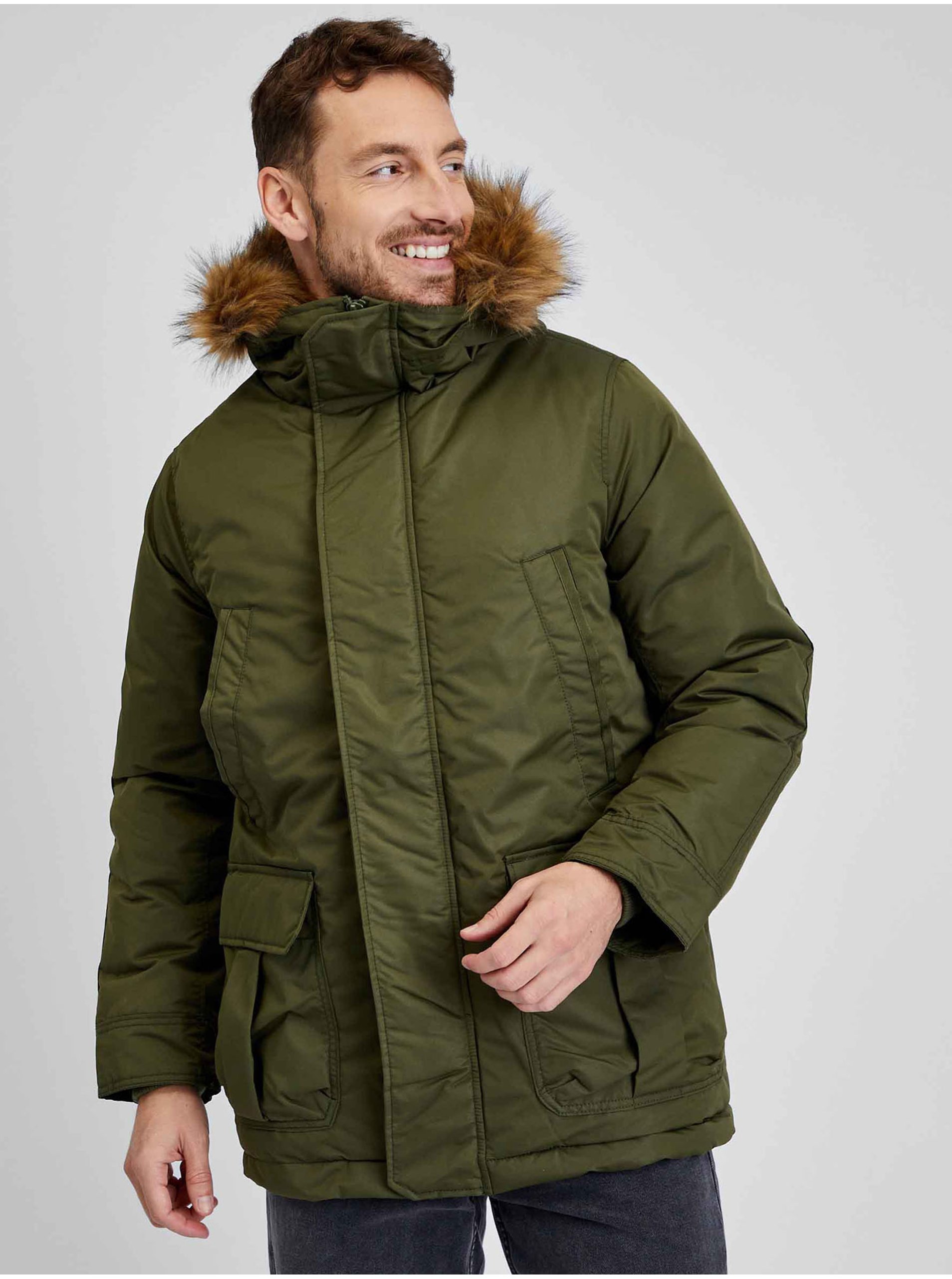 E-shop Zelená pánská prošívaná zimní bunda s kapucí GAP