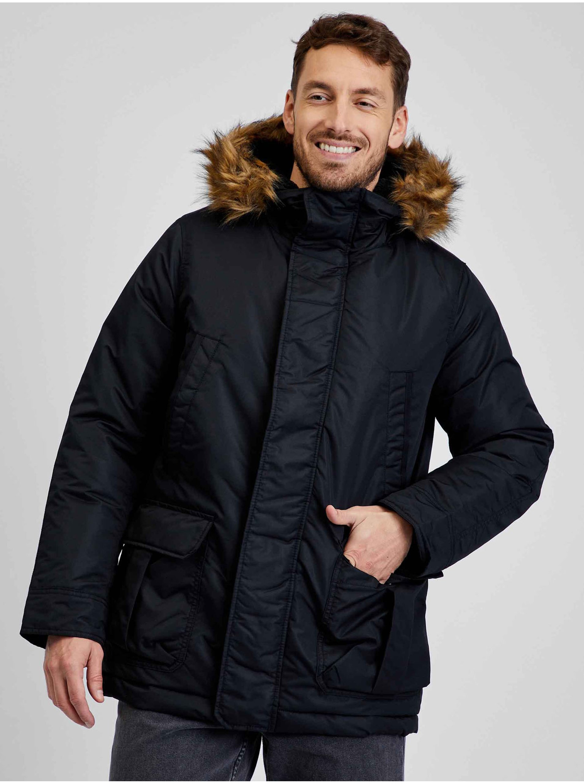 E-shop Černá pánská zimní bunda s kapucí GAP