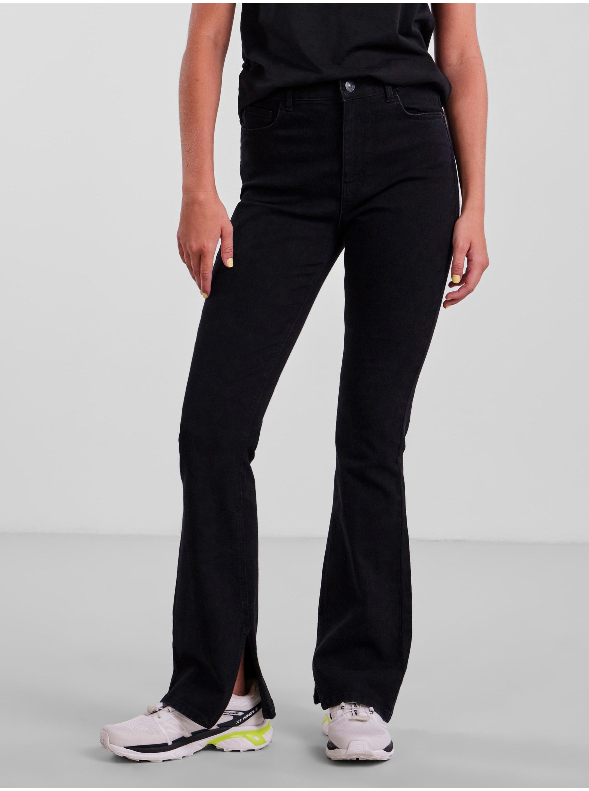E-shop Černé flared fit džíny Pieces Peggy