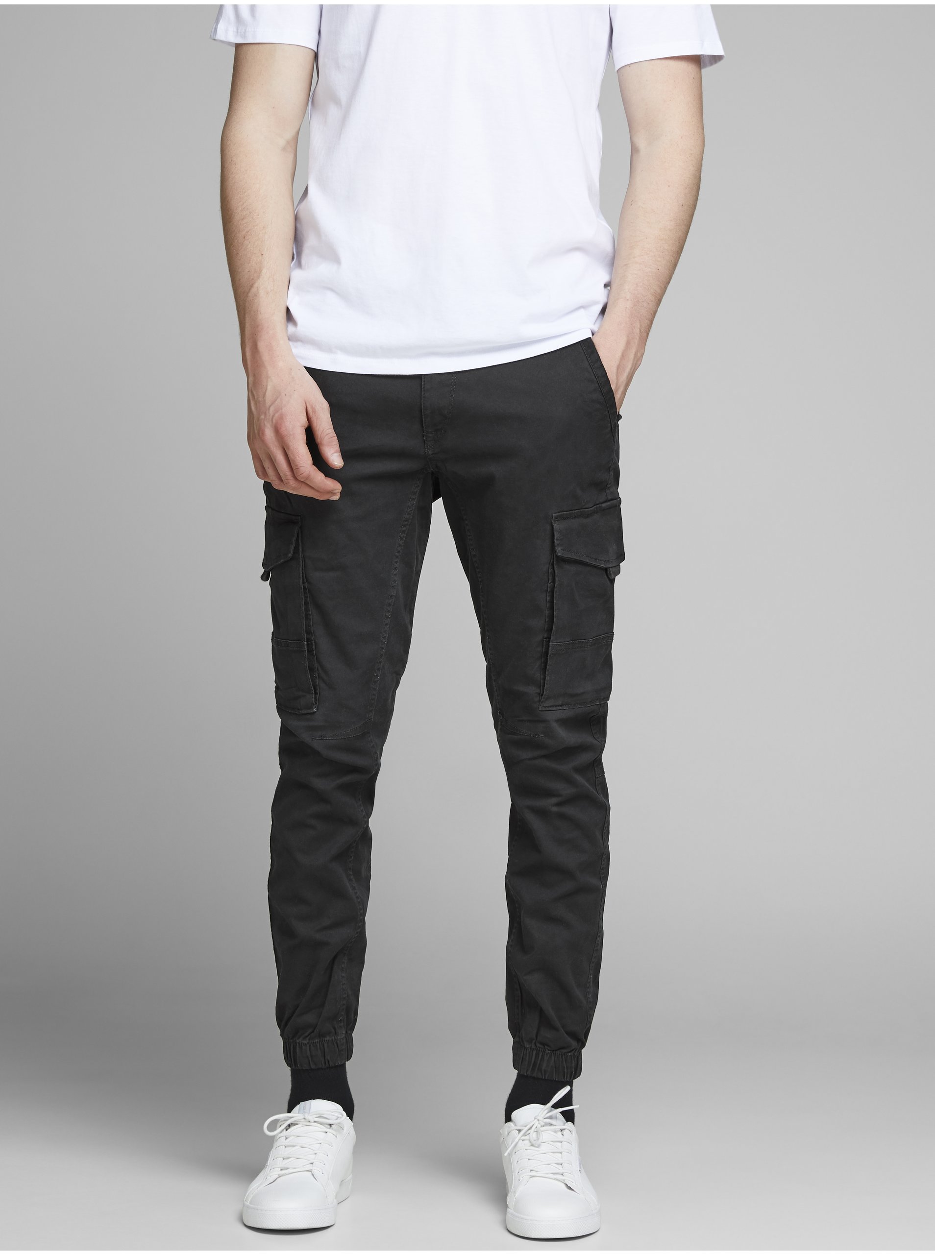 Lacno Čierne tapered fit nohavice Jack & Jones Paul