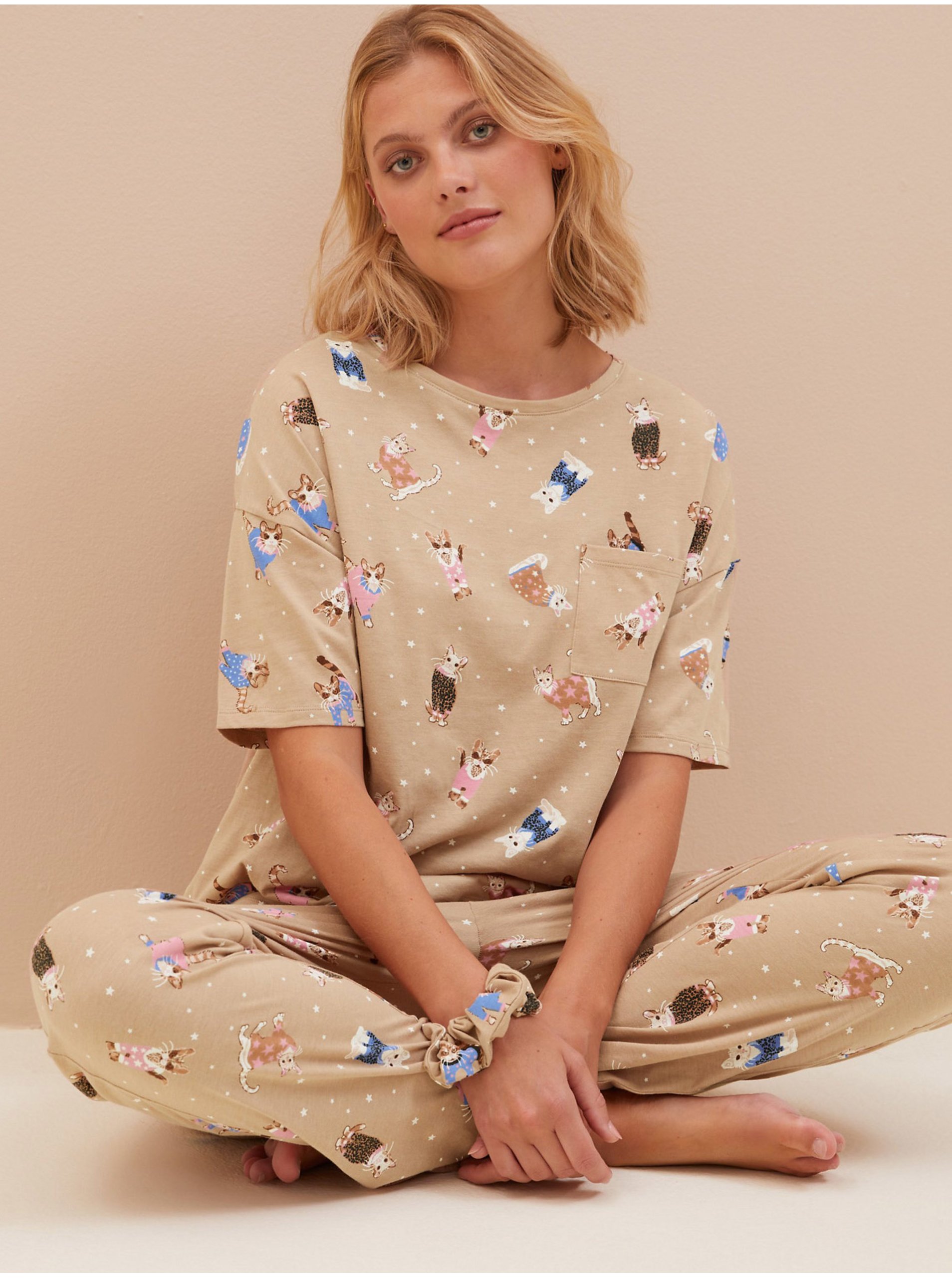 Levně Béžové dámské vzorované pyžamo a gumička do vlasů Marks & Spencer