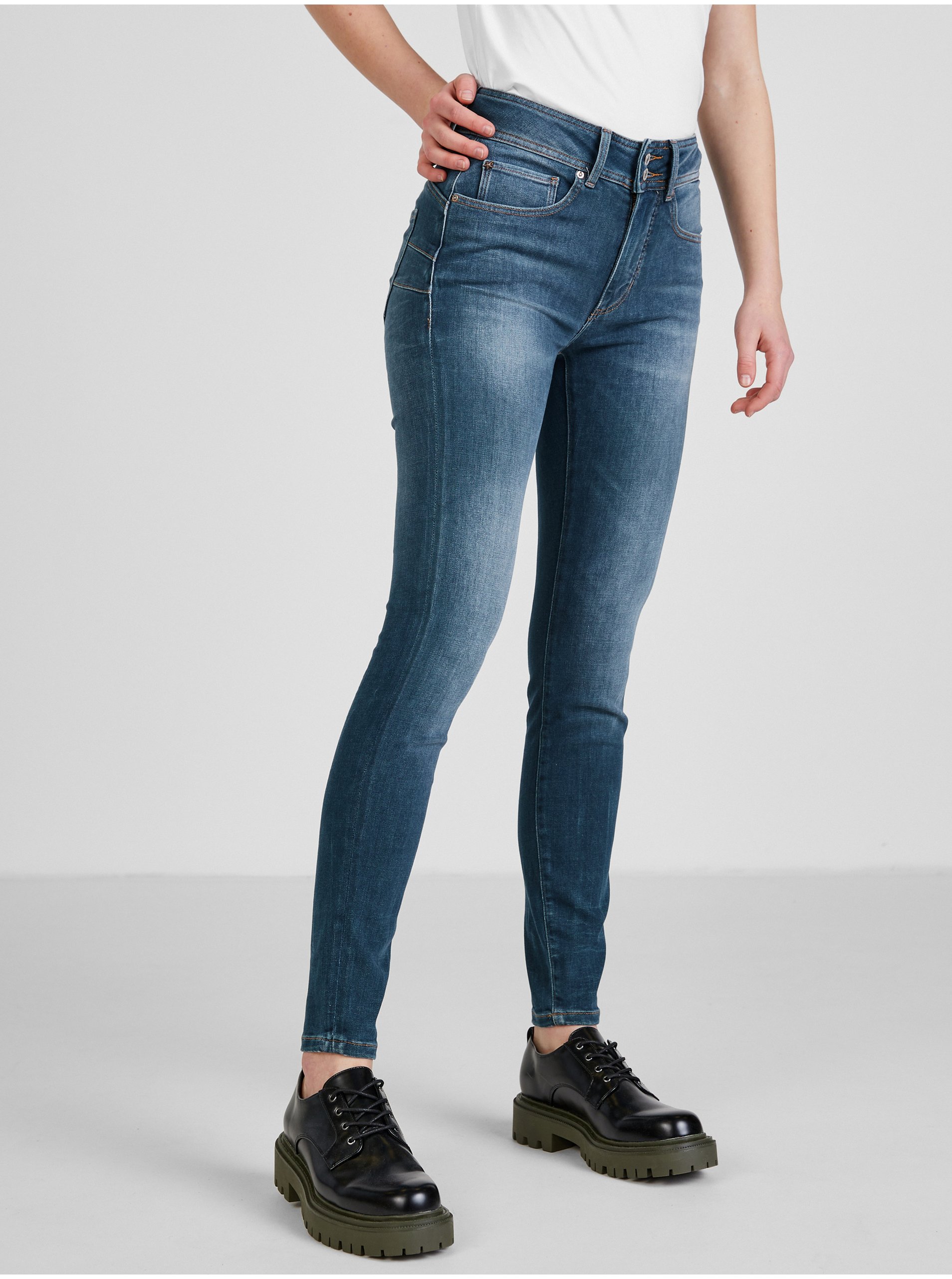 Levně Tmavě modré dámské skinny fit džíny s vyšisovaným efektem Guess