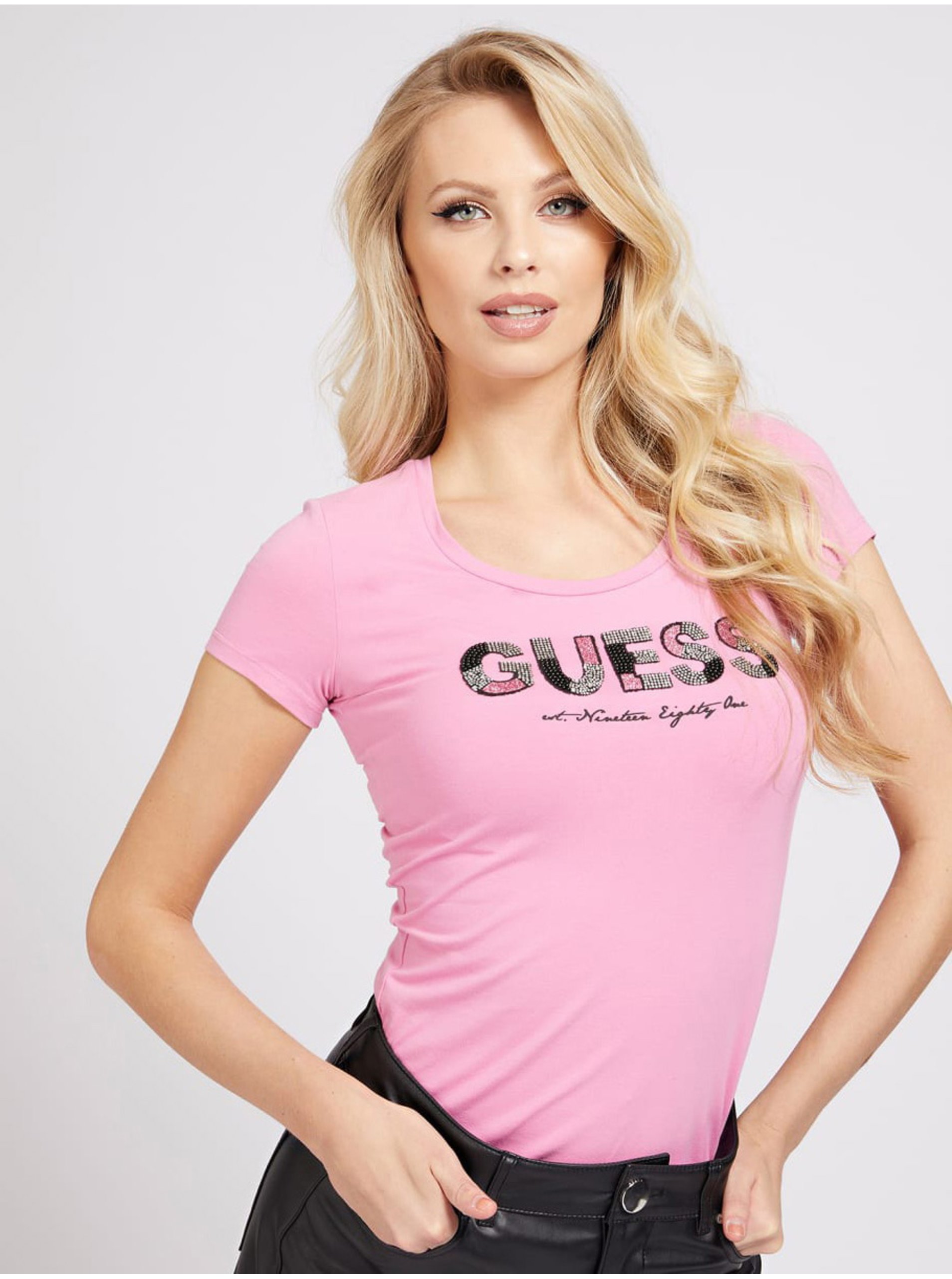 Lacno Guess ružové tričko Glitter Front Logo