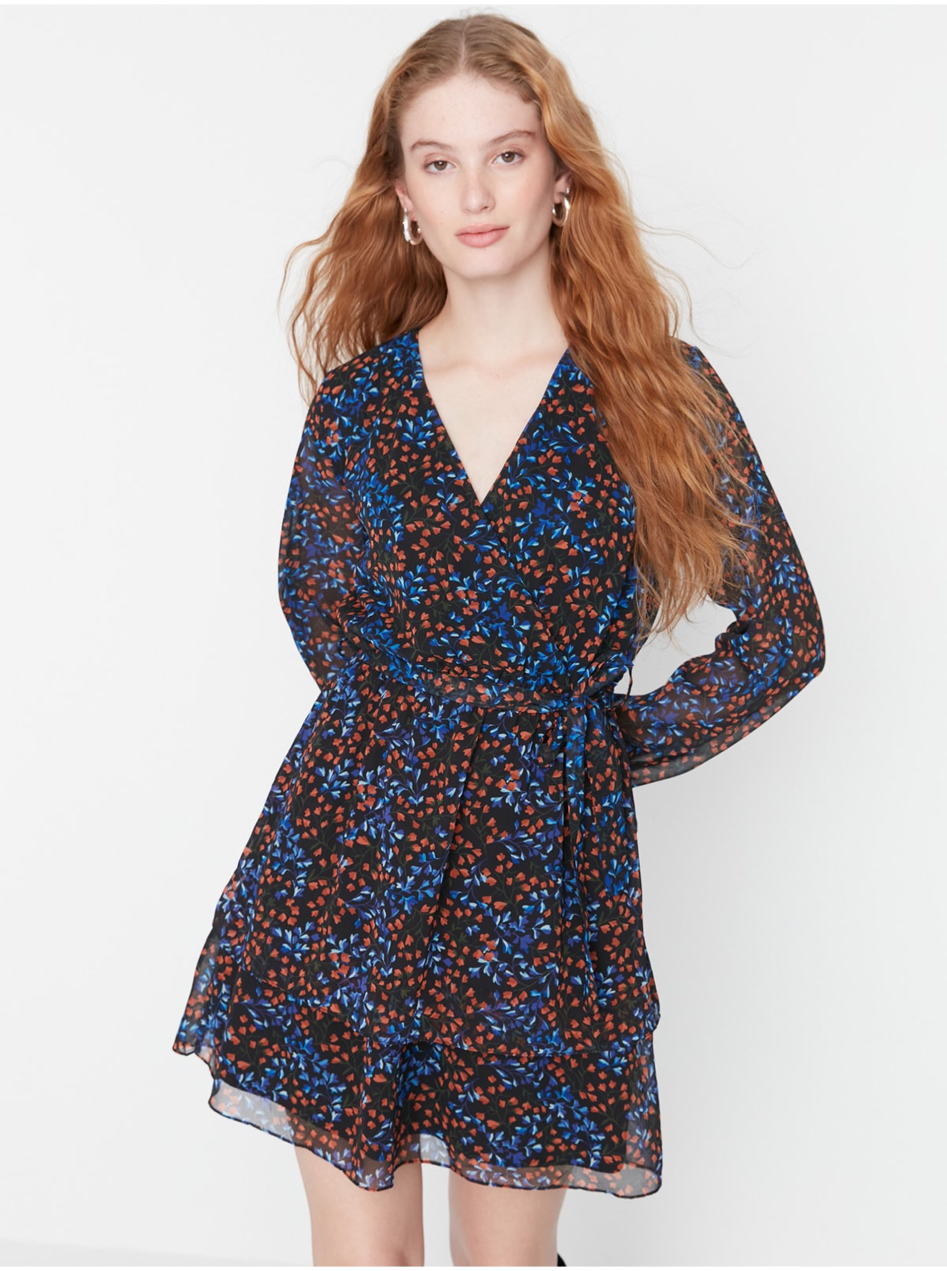 E-shop Modro-černé dámské květované šaty se zavazováním Trendyol