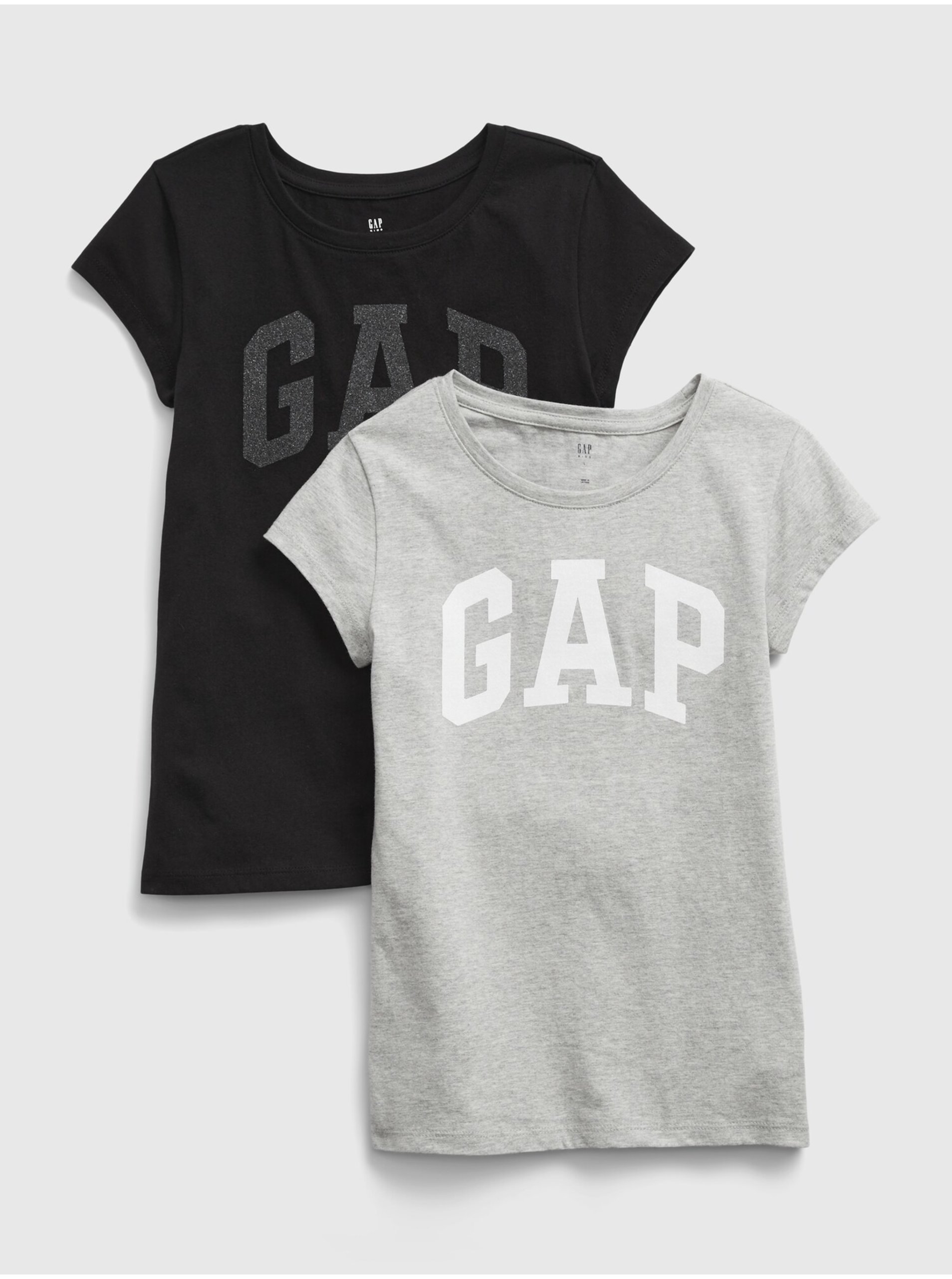 E-shop Sada dvou holčičích triček v černé a světle šedé barvě GAP